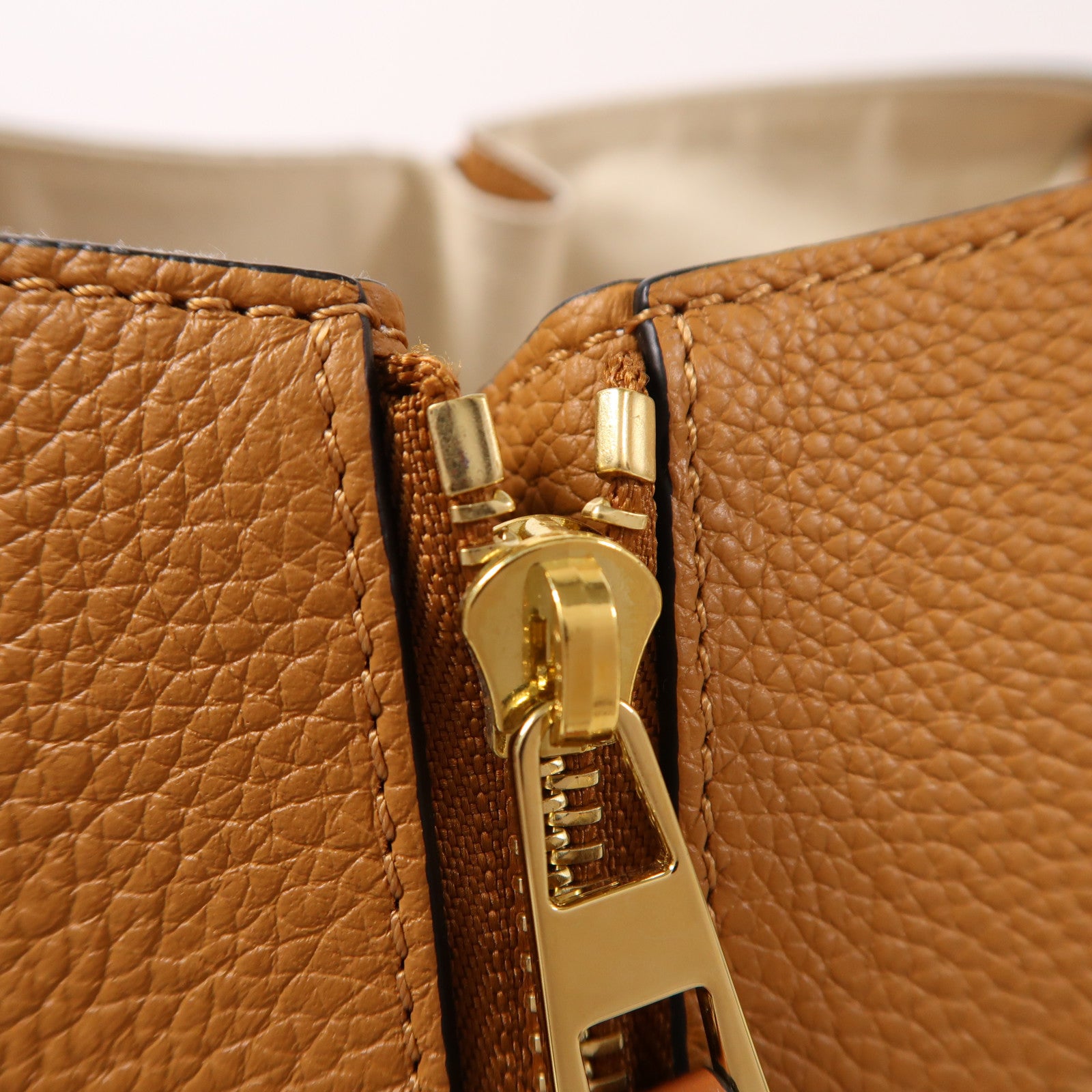 LOEWE 牛皮皮革Compact Hammock Bag金扣手挽肩背兩用袋