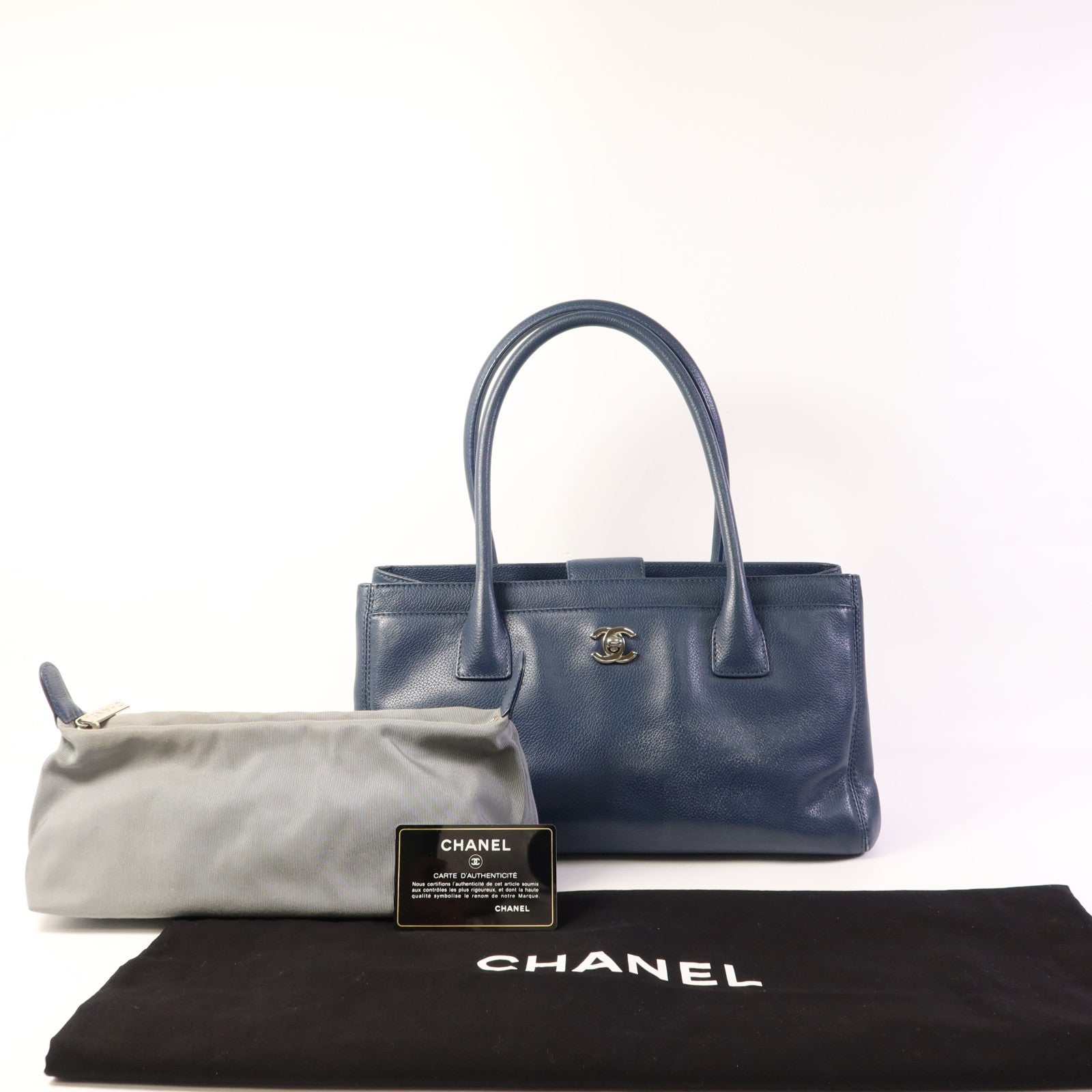 CHANEL 牛皮皮革Shoulder Bag銀扣肩背袋