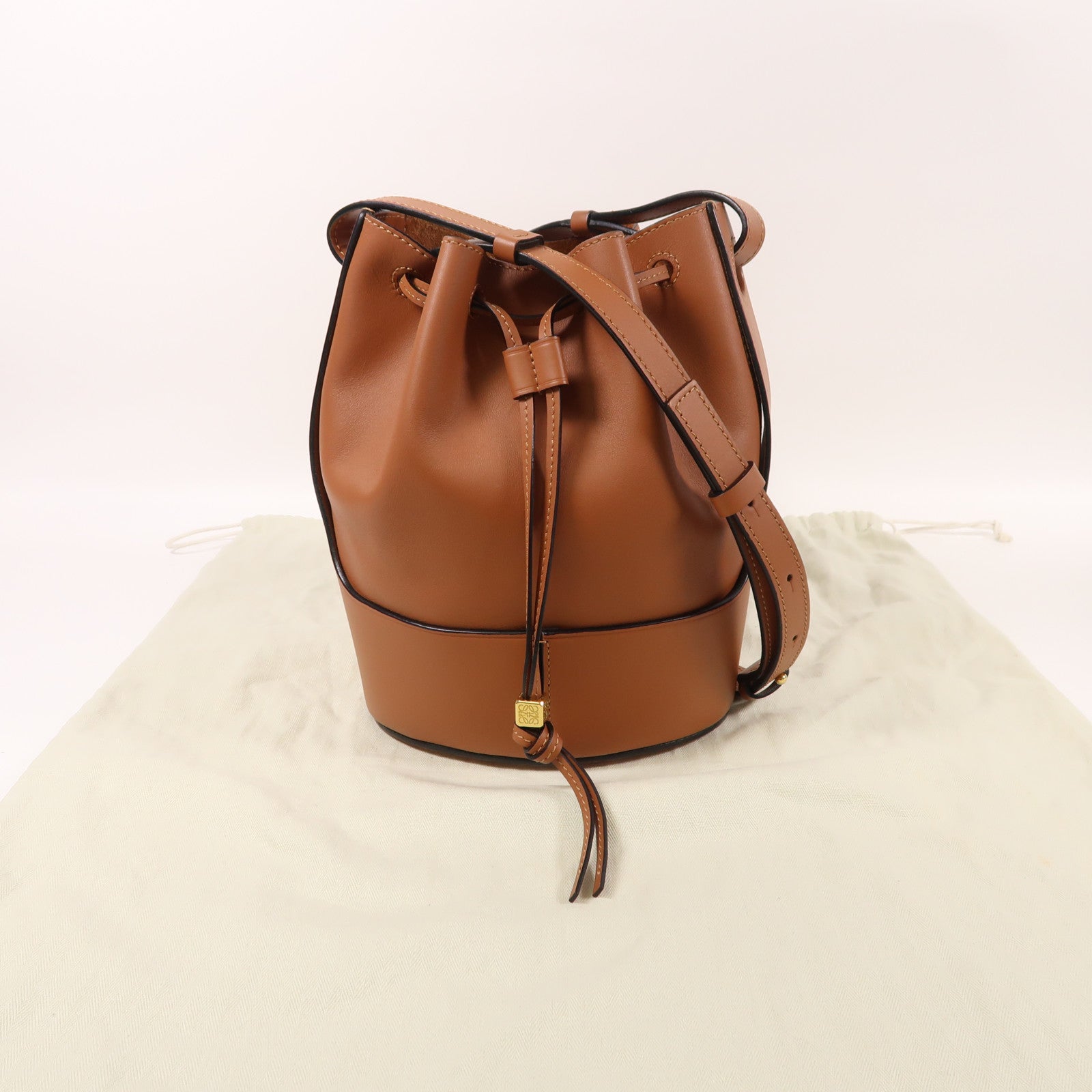 LOEWE 牛皮皮革Balloon金扣肩背袋