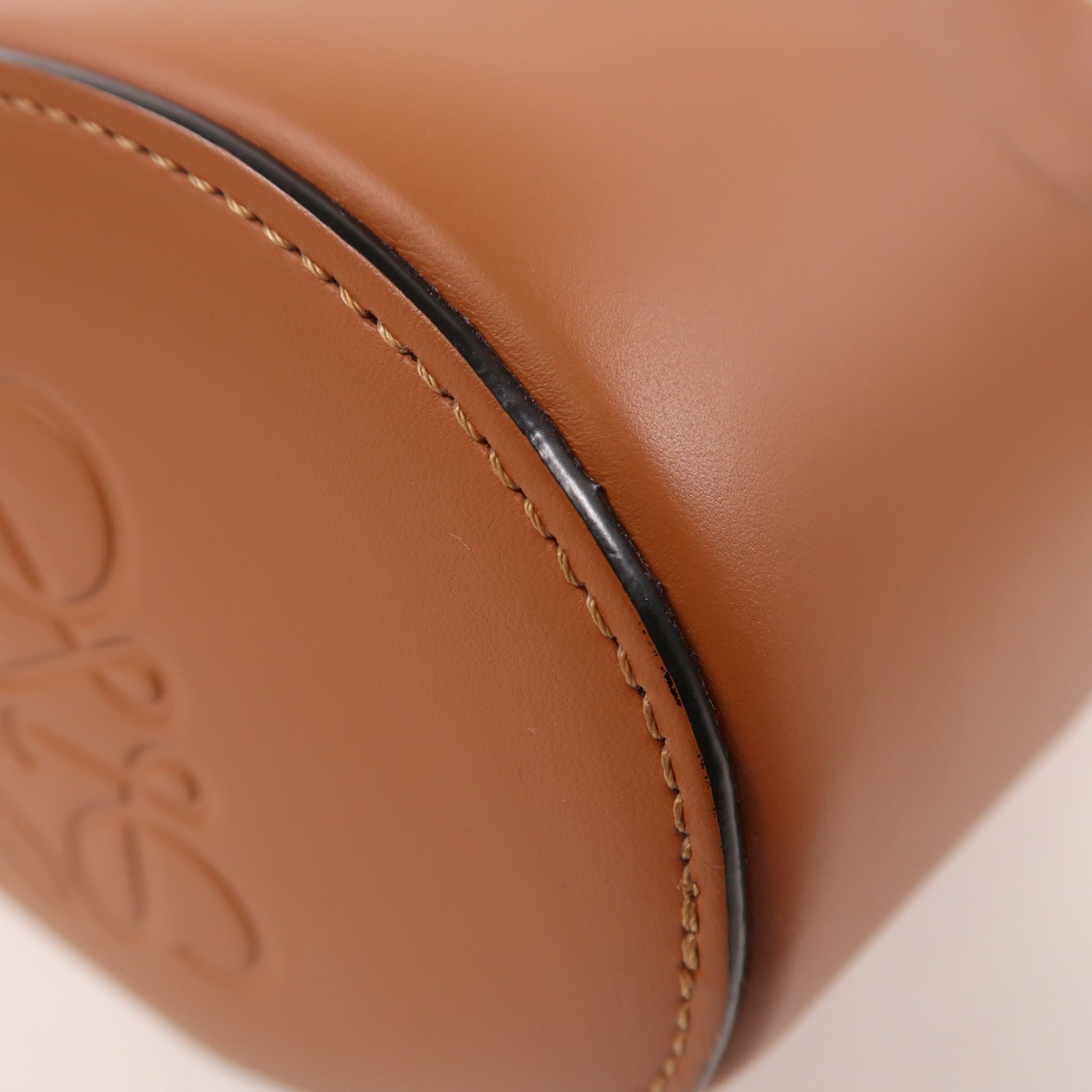 LOEWE 牛皮皮革Balloon金扣肩背袋