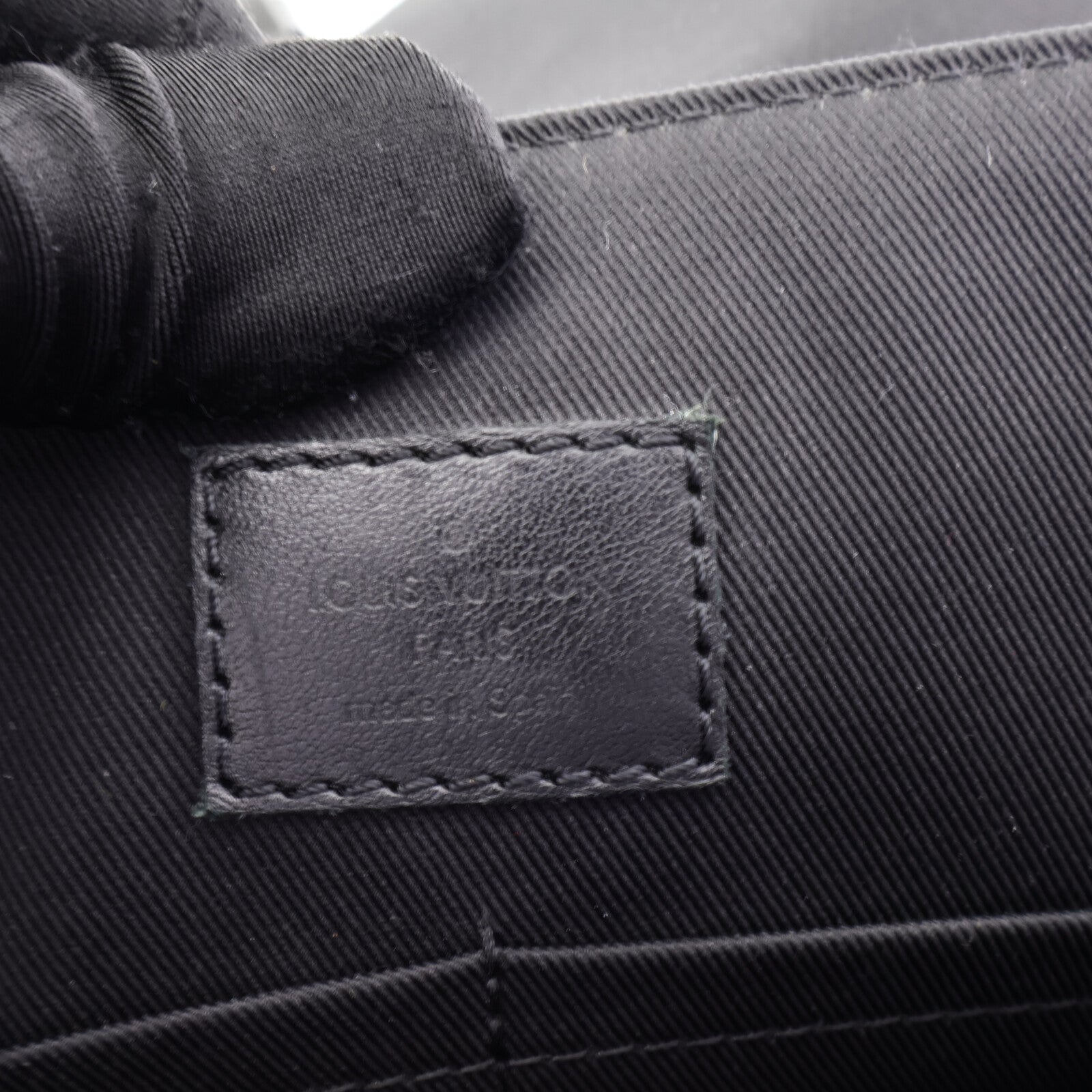 LOUIS VUITTON Monogram Eclipse Saumur肩背袋
