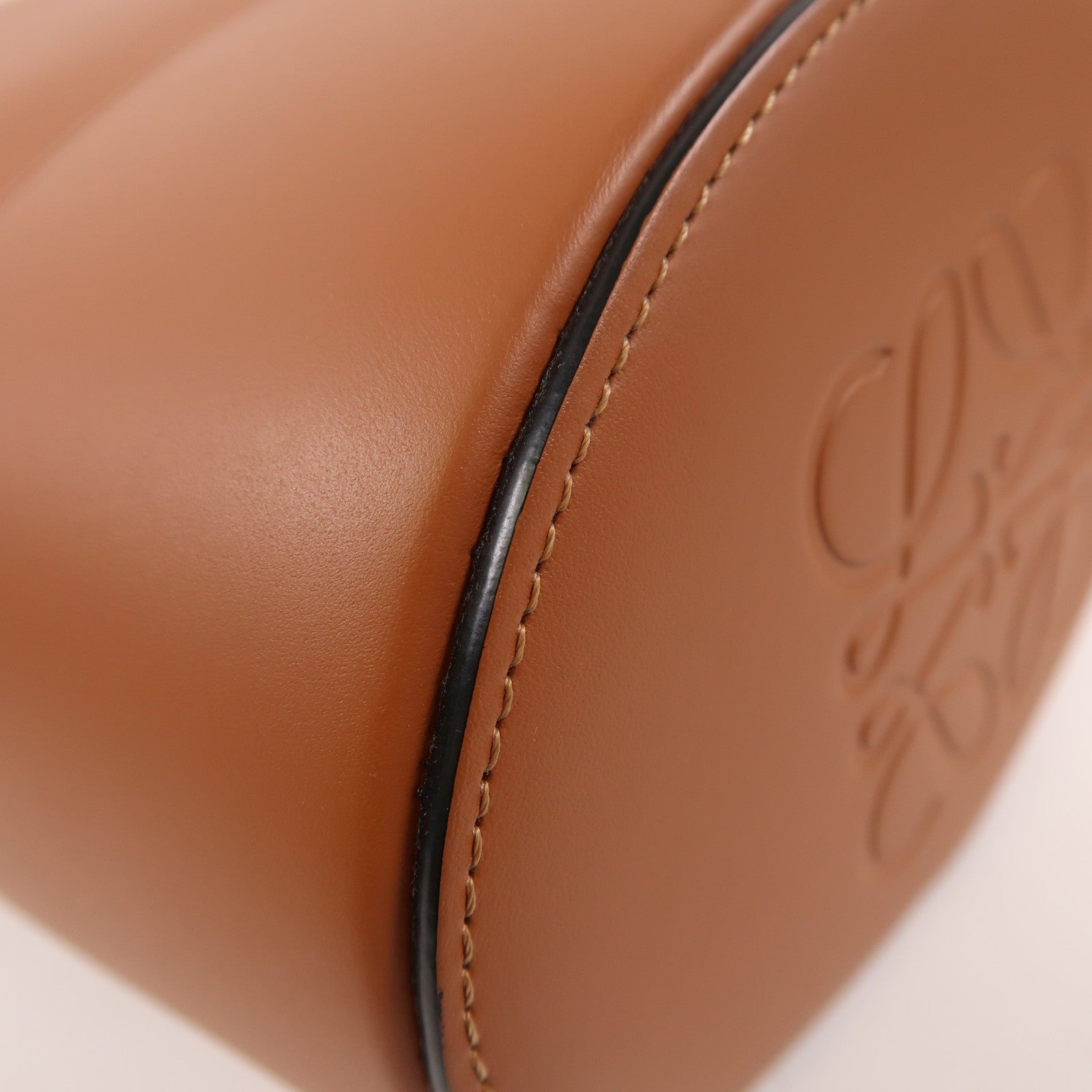 LOEWE 牛皮皮革Balloon金扣肩背袋