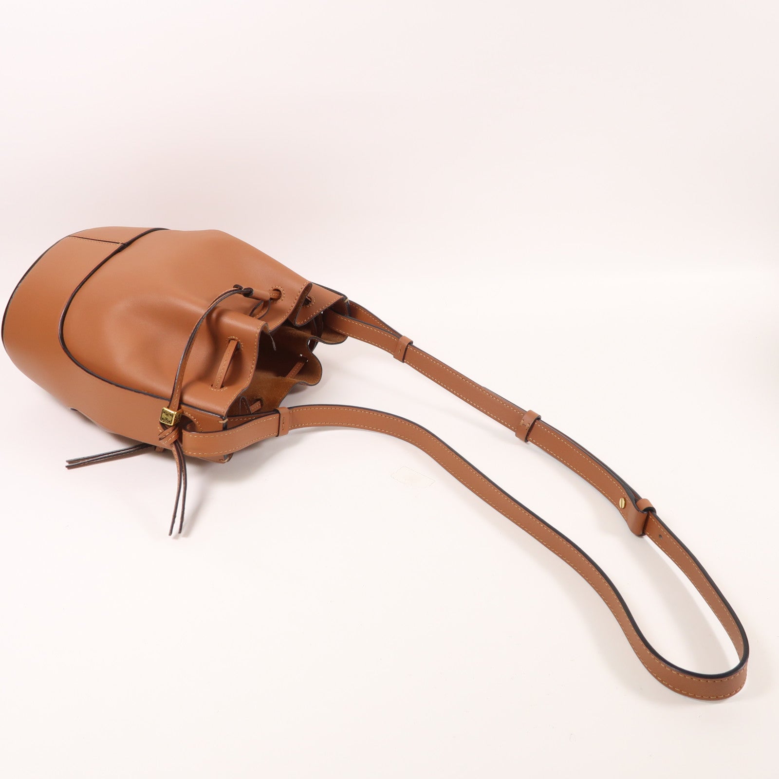 LOEWE 牛皮皮革Balloon金扣肩背袋