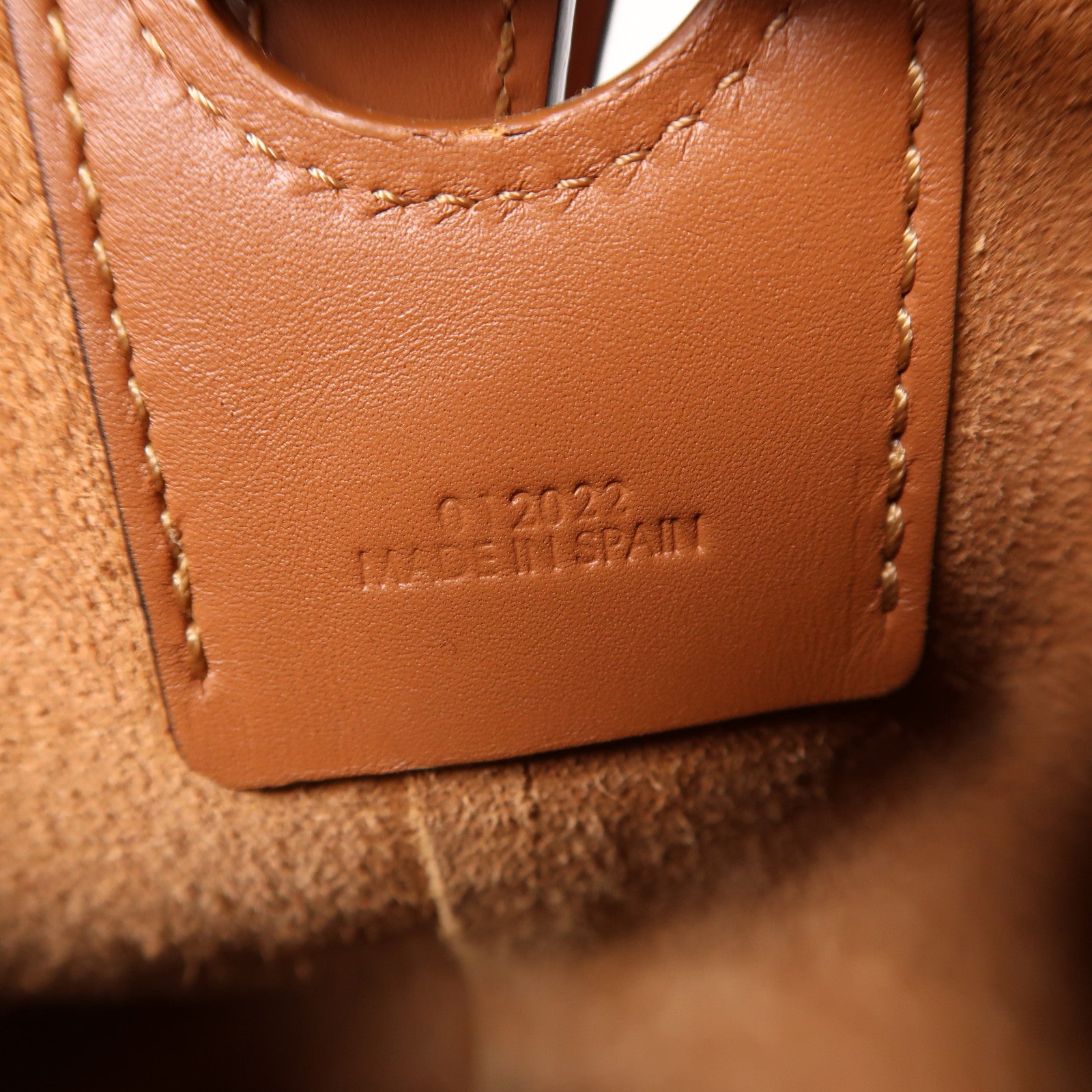 LOEWE 牛皮皮革Balloon金扣肩背袋