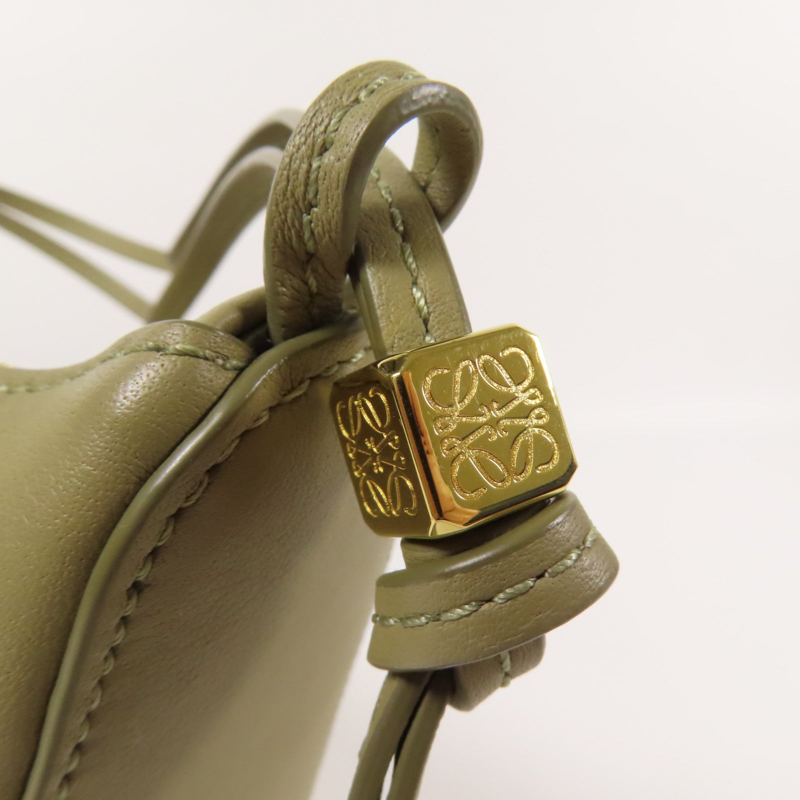 LOEWE 牛皮皮革Mini Hammock金扣手挽肩背兩用袋