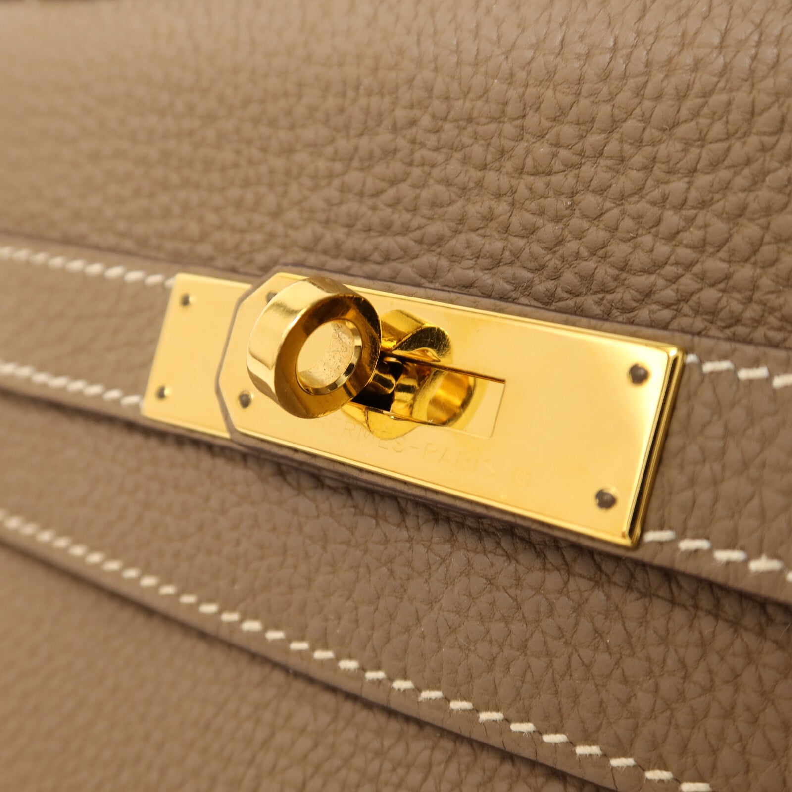 HERMES Togo皮革Kelly 28金扣手挽肩背兩用袋Etoupe
