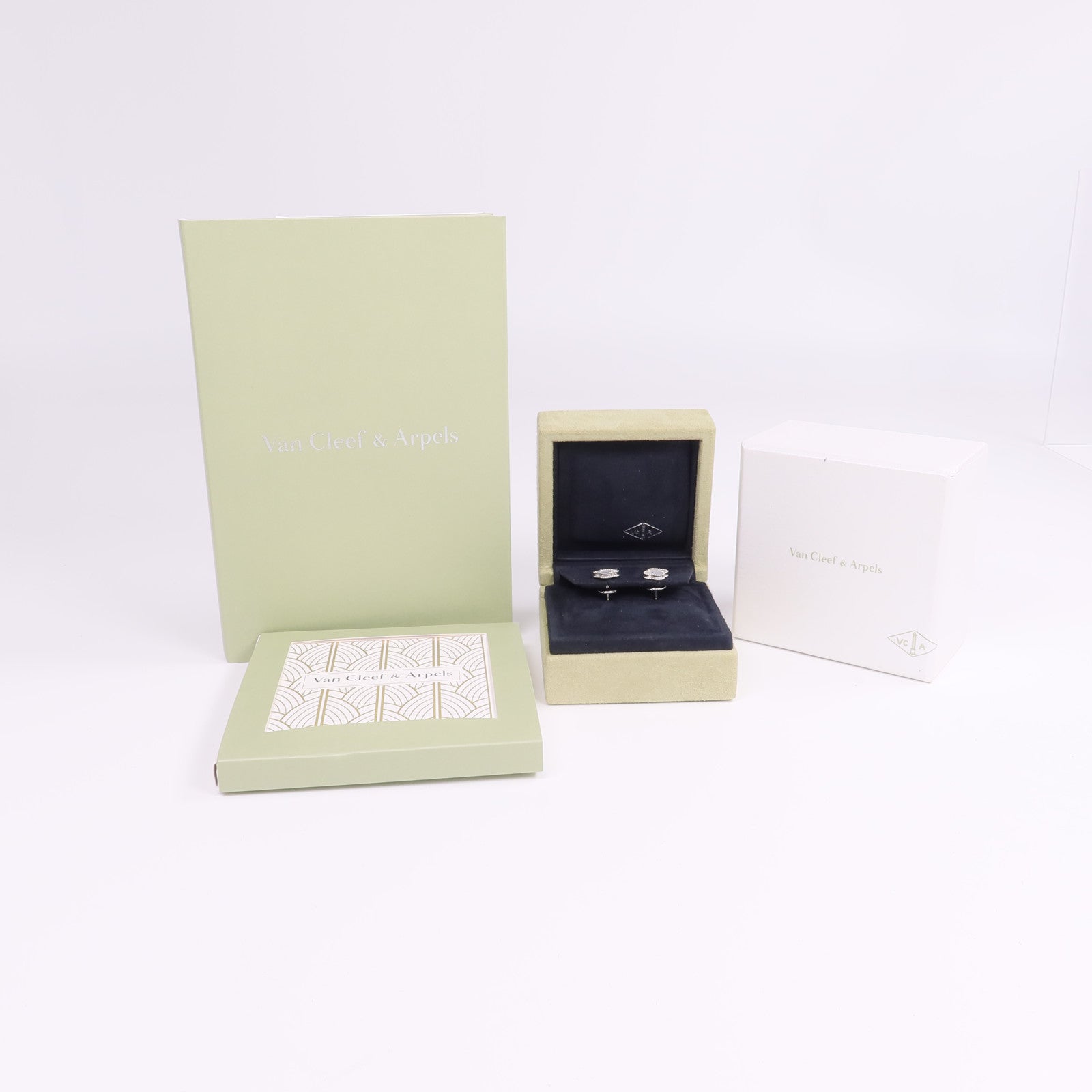 Van Cleef & Arpels 18K白金Sweet Alhambra Earstuds珍珠母貝耳環