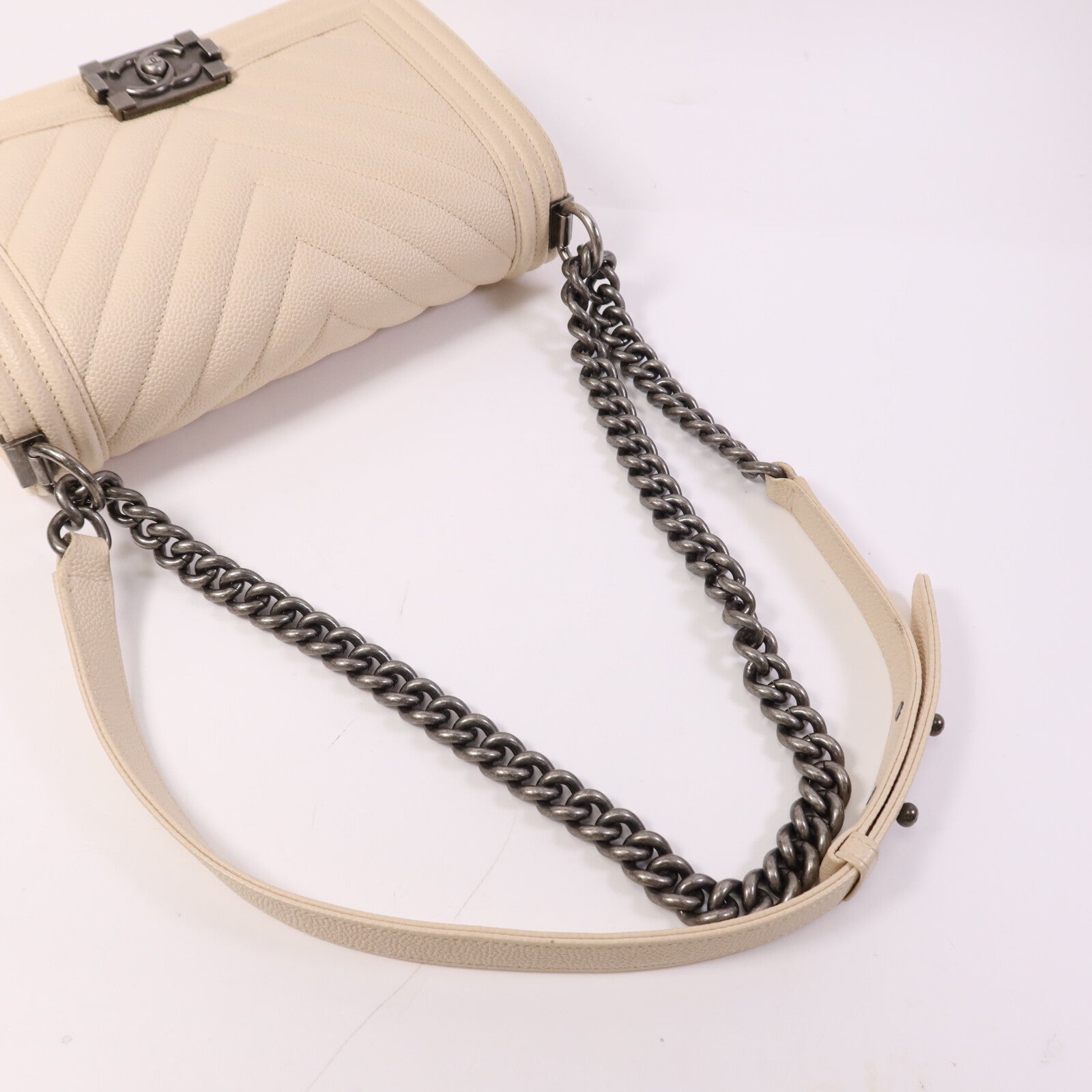 CHANEL 牛皮皮革Boy 25銀扣鏈帶肩背袋