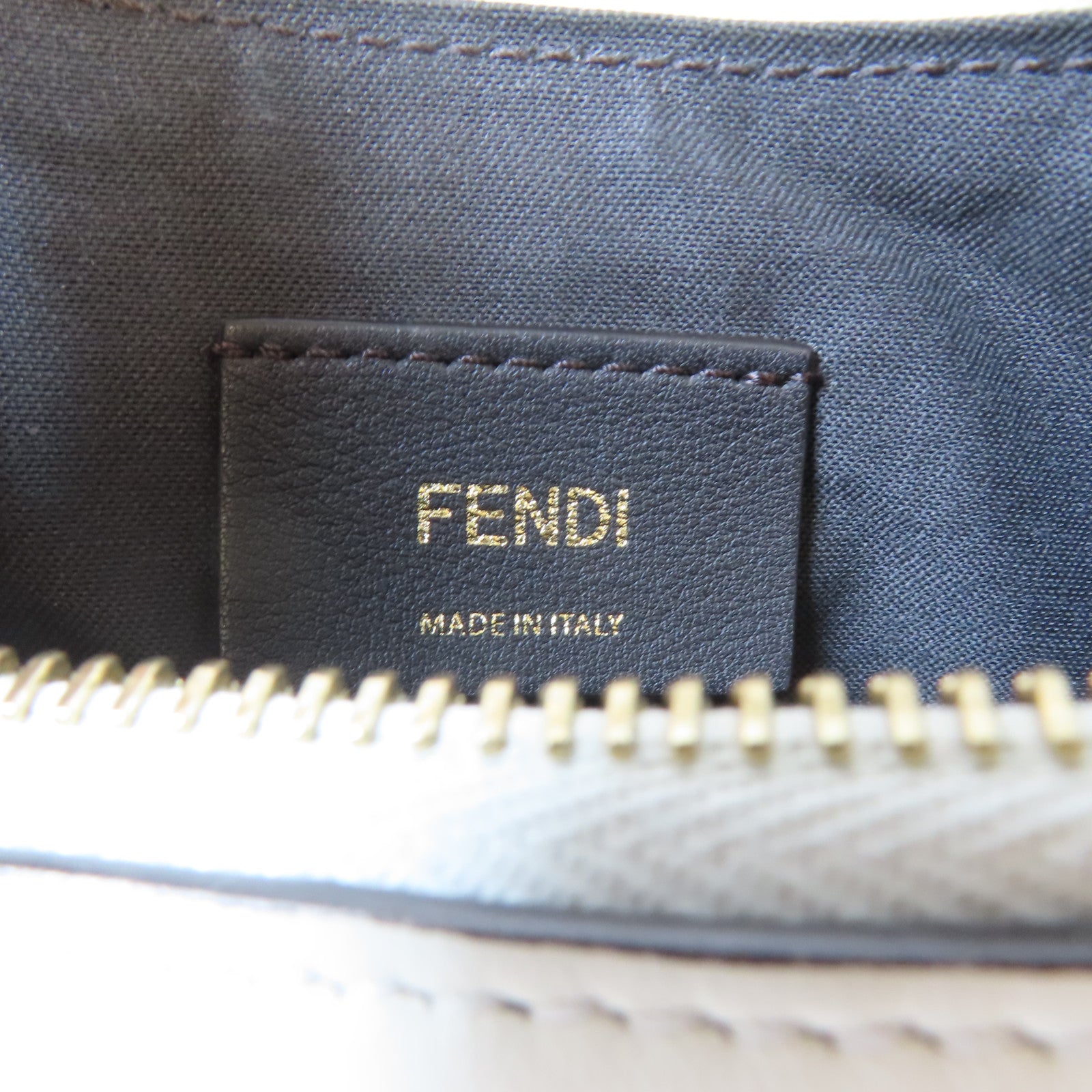 FENDI 牛皮皮革Fendigraphy金扣手挽袋白色