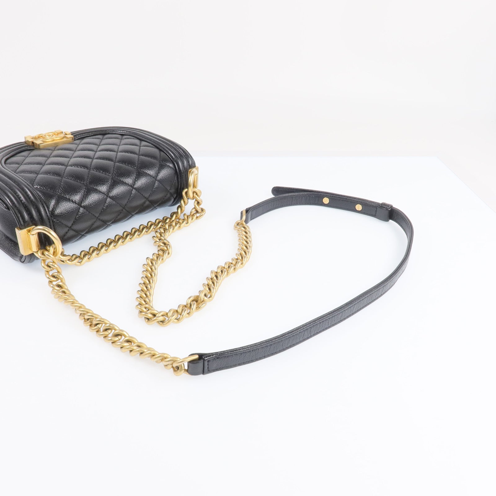 CHANEL 牛皮皮革Boy Chanel金扣鏈帶肩背袋