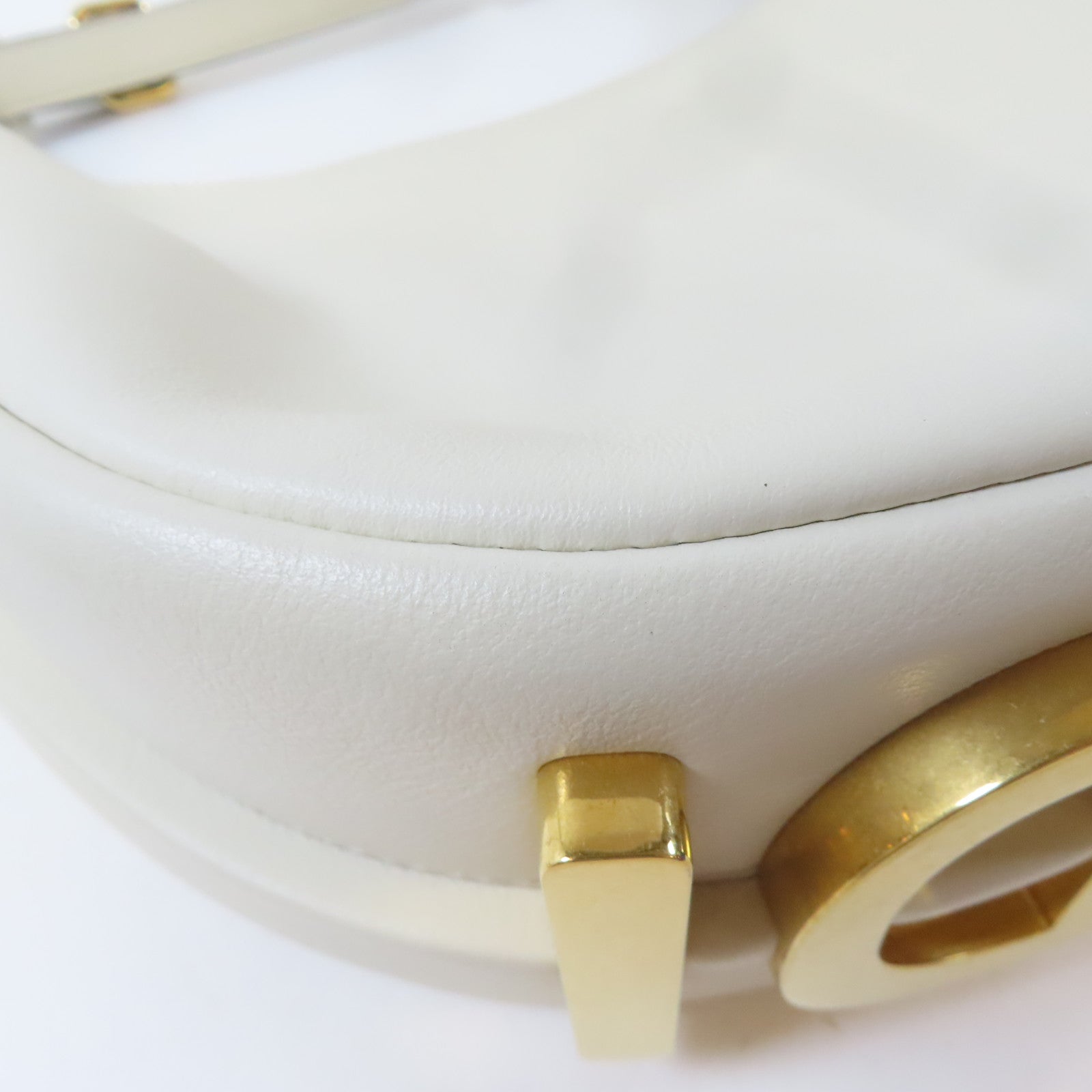 FENDI 牛皮皮革Fendigraphy金扣手挽袋白色