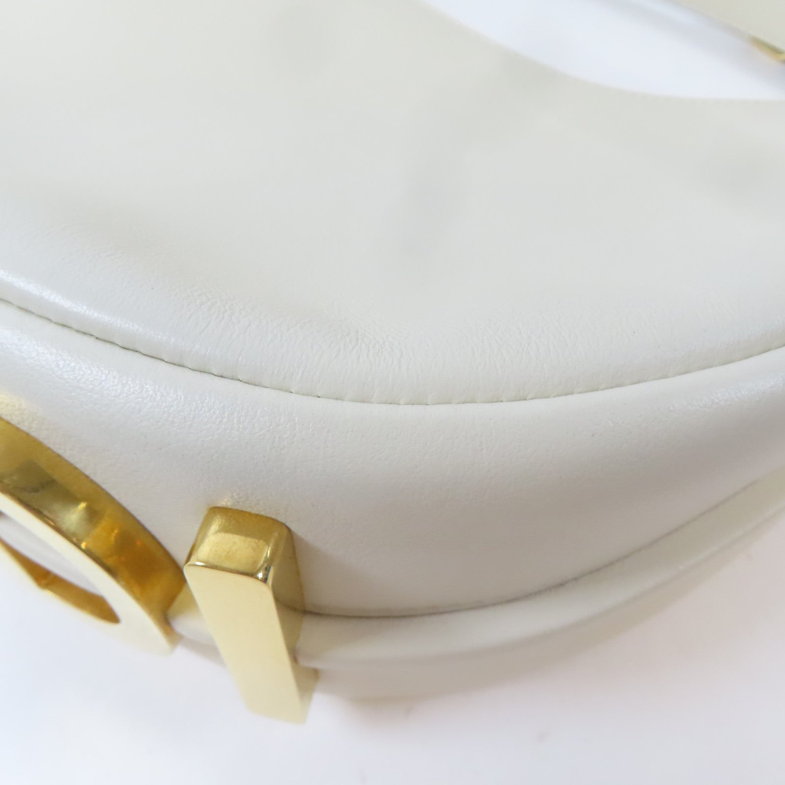 FENDI 牛皮皮革Fendigraphy金扣手挽袋白色
