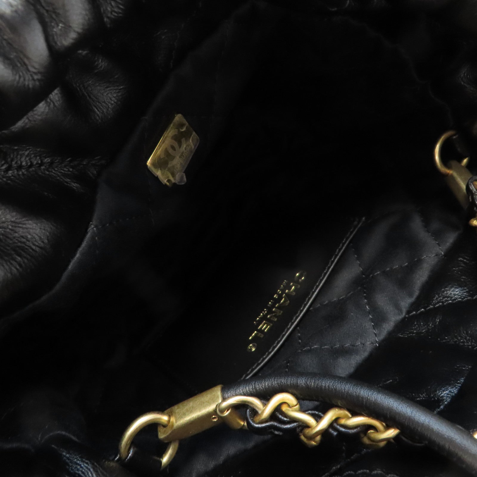 CHANEL 菱格牛皮皮革Chanel 22 Mini金扣肩背袋黑色