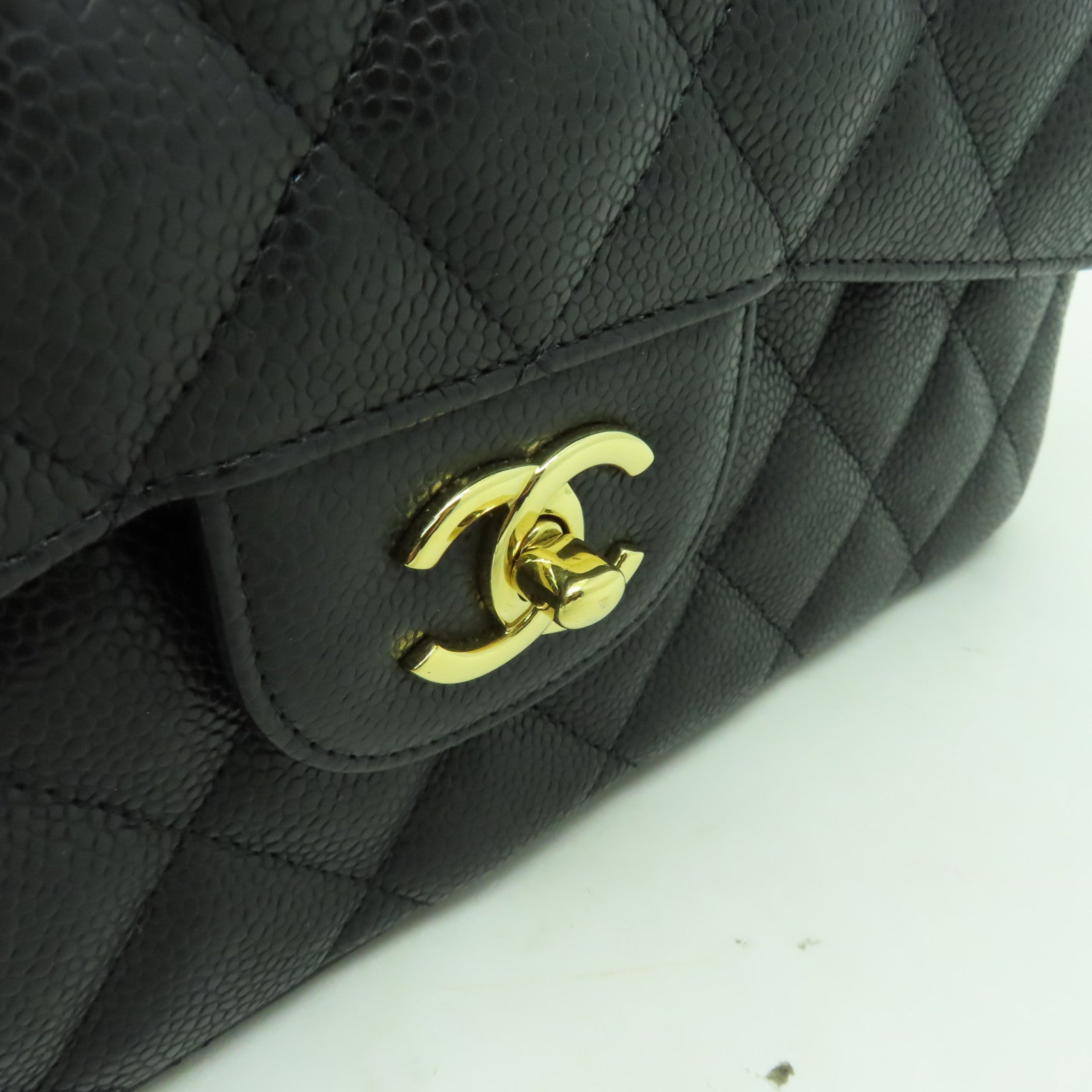 CHANEL 菱格Caviar皮革Classic Flap 30金扣鏈帶肩背袋黑色
