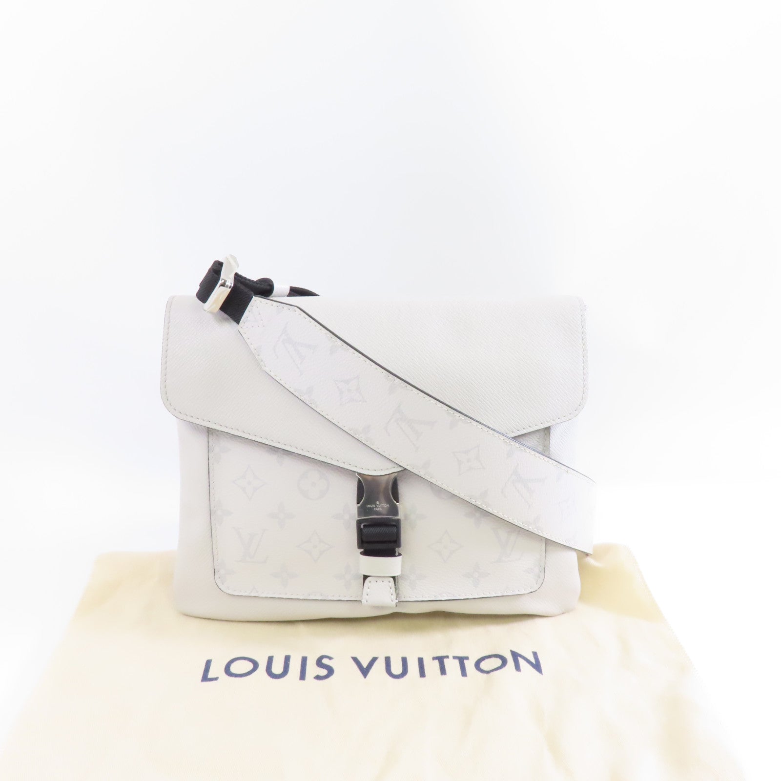 LOUIS VUITTON Monogram Eclipse Outdoor Flap Messenger銀扣肩背袋白色