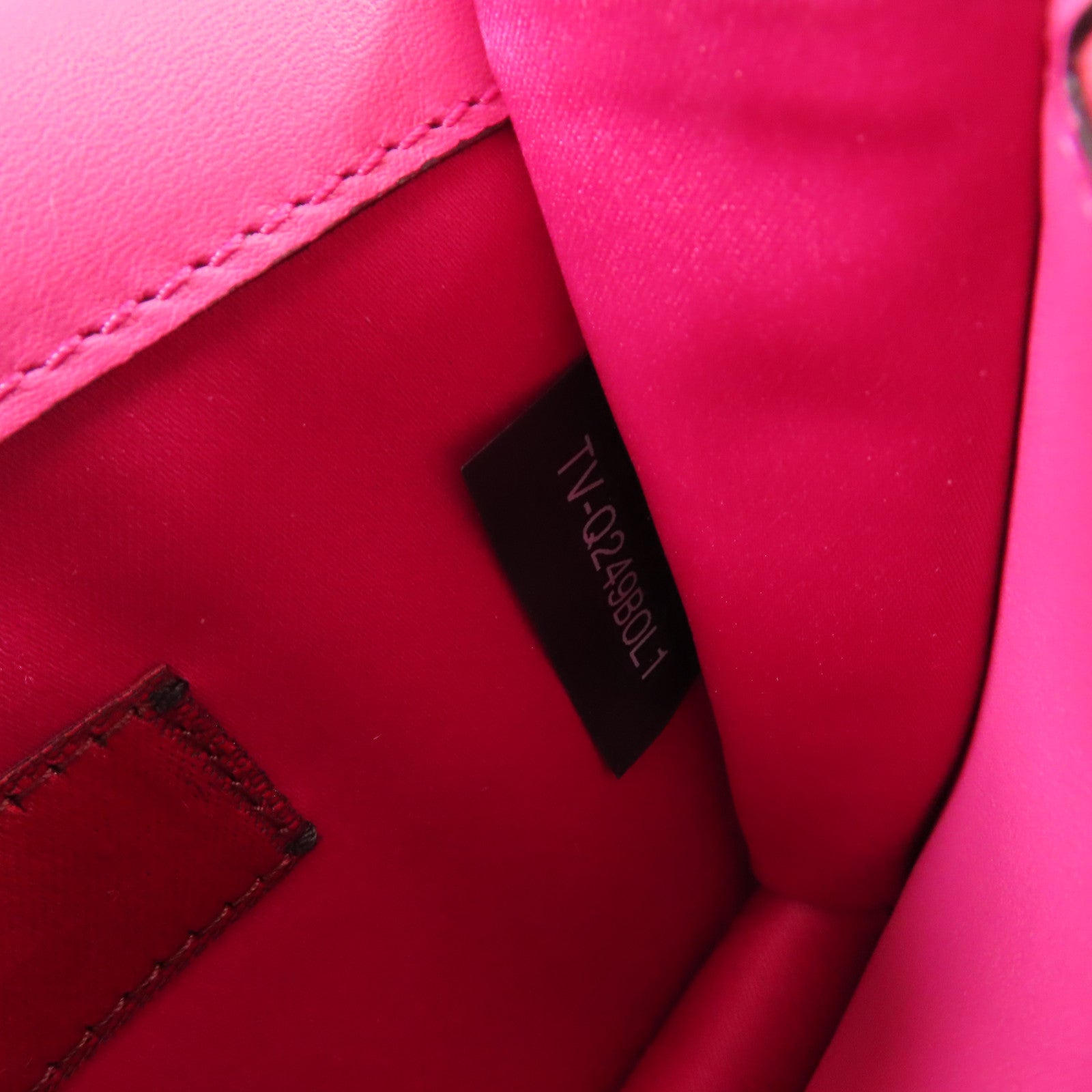 Valentino 牛皮皮革Rockstud鏈帶肩背袋