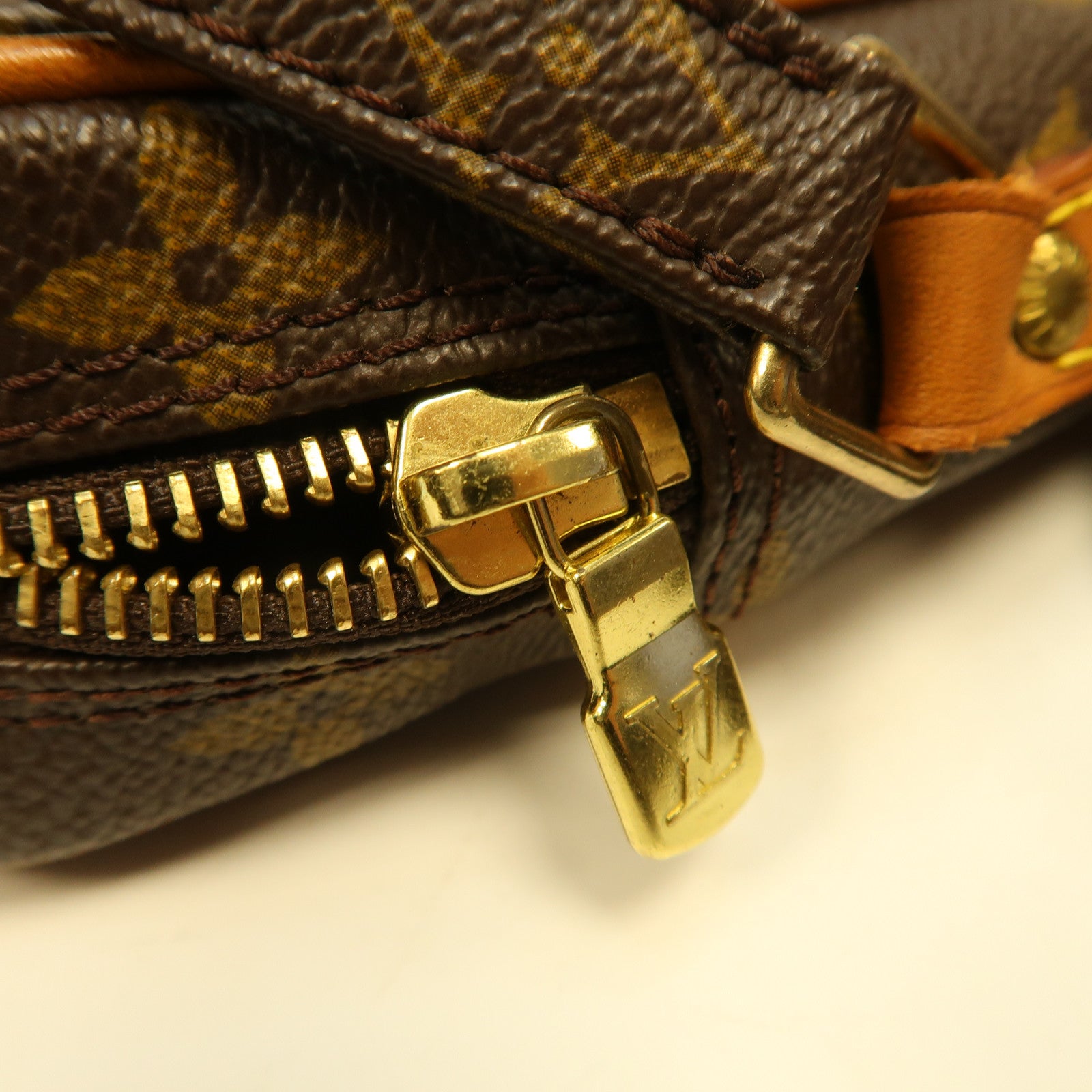 LOUIS VUITTON Monogram Danube金扣肩背袋啡色
