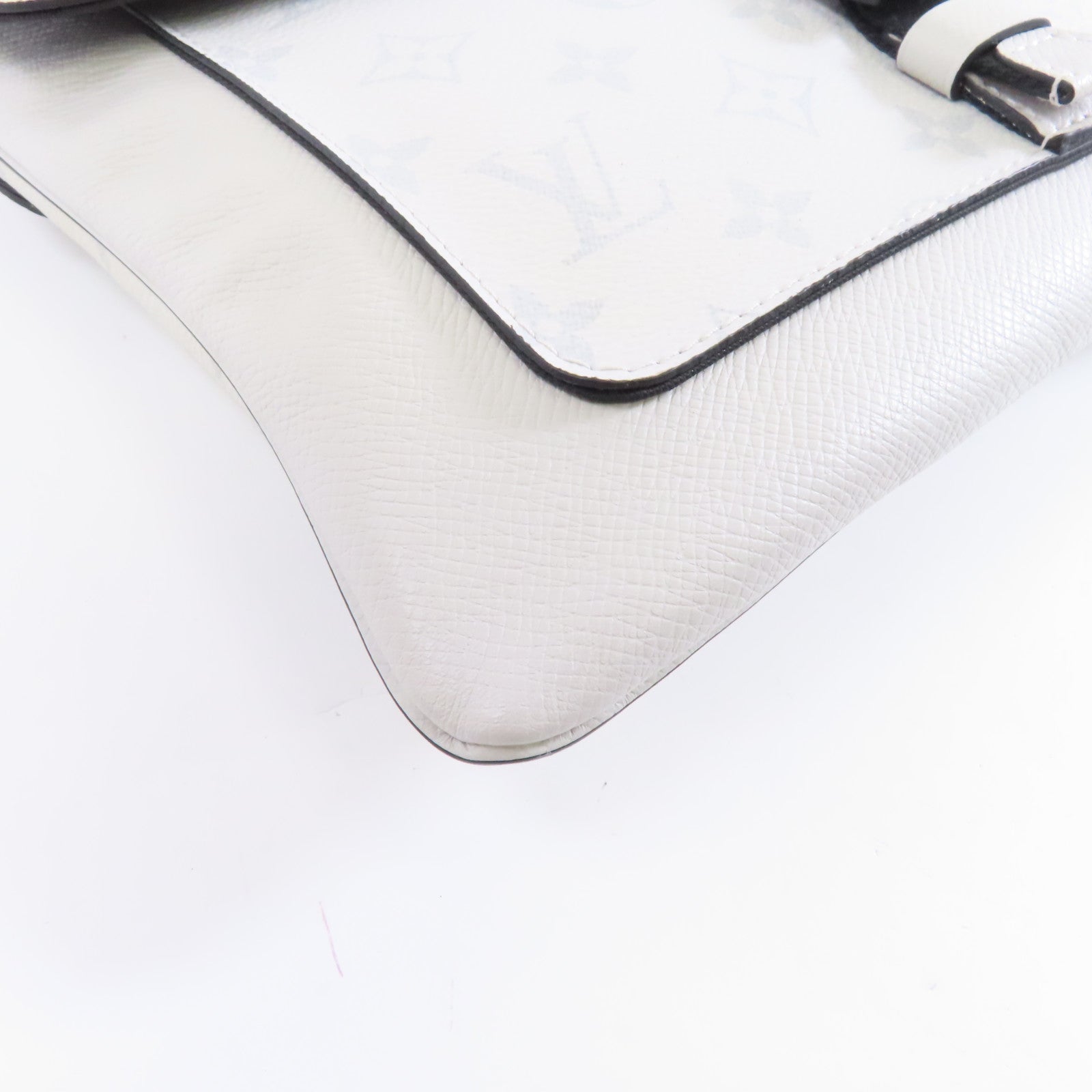 LOUIS VUITTON Monogram Eclipse Outdoor Flap Messenger銀扣肩背袋白色
