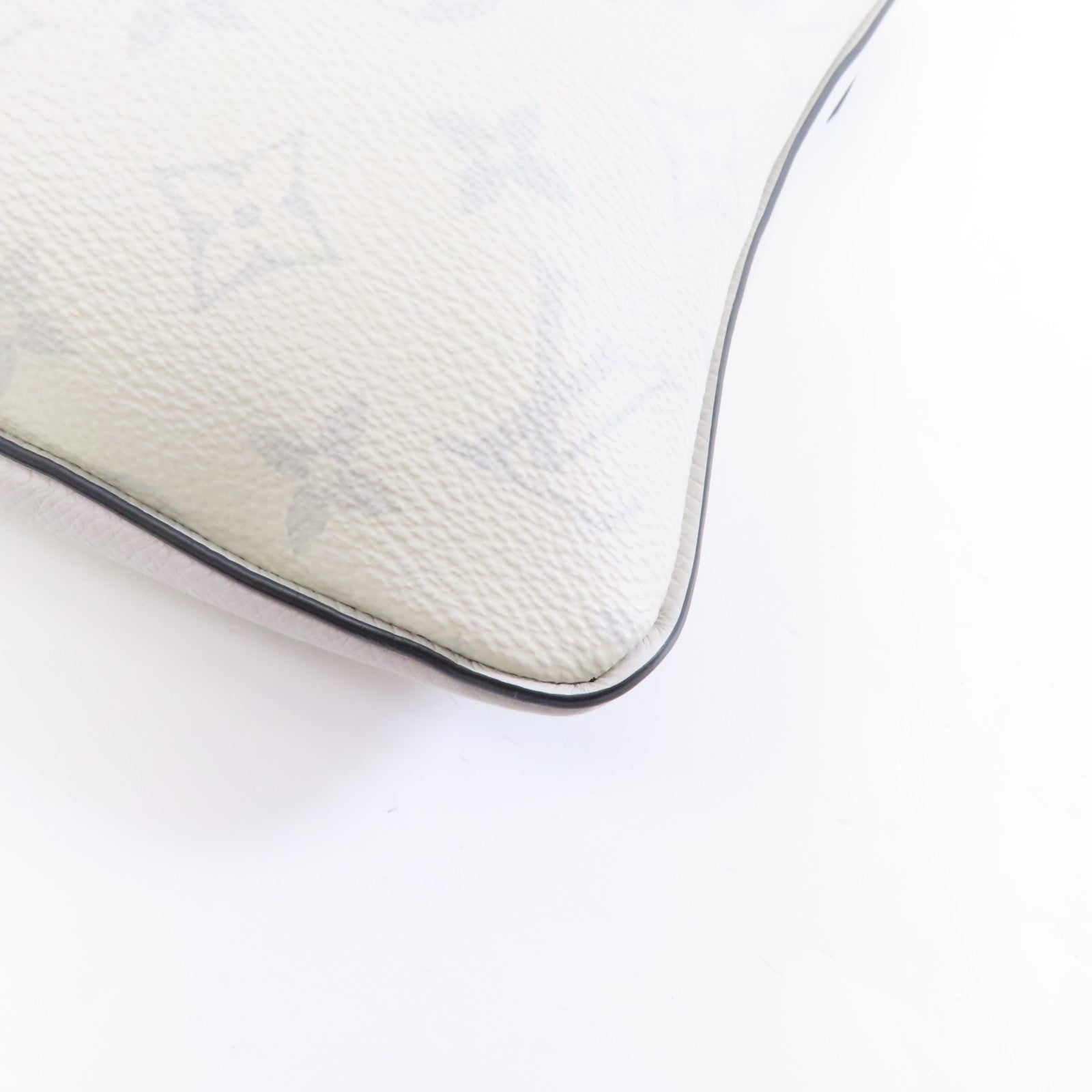LOUIS VUITTON Monogram Eclipse Outdoor Flap Messenger銀扣肩背袋白色