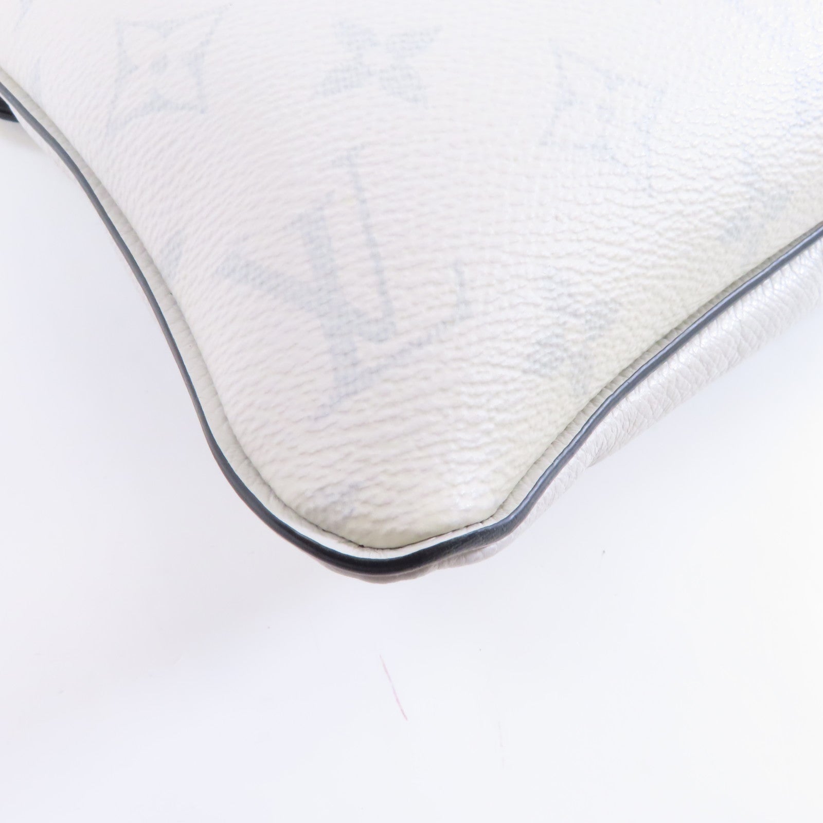 LOUIS VUITTON Monogram Eclipse Outdoor Flap Messenger銀扣肩背袋白色