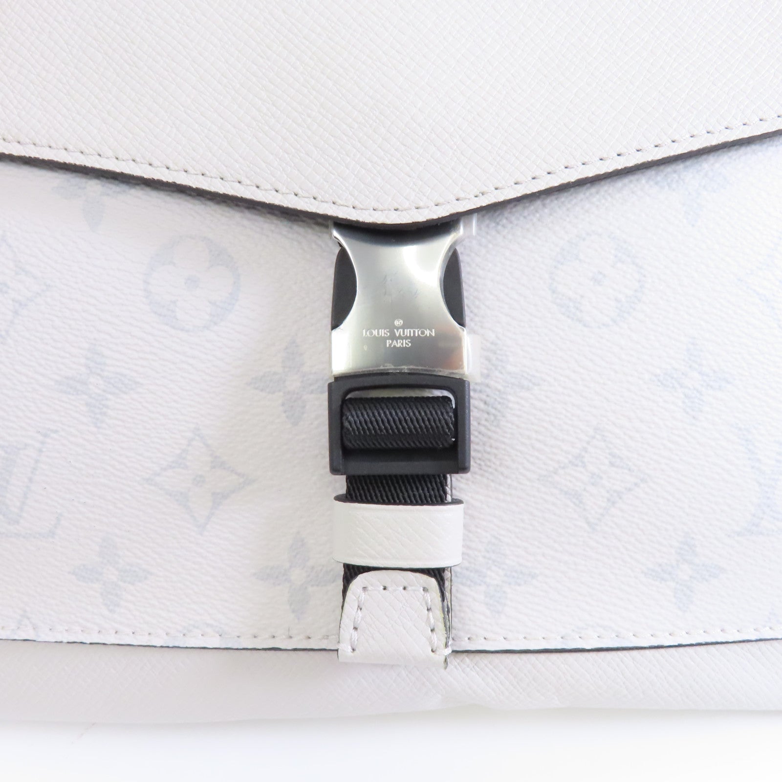 LOUIS VUITTON Monogram Eclipse Outdoor Flap Messenger銀扣肩背袋白色