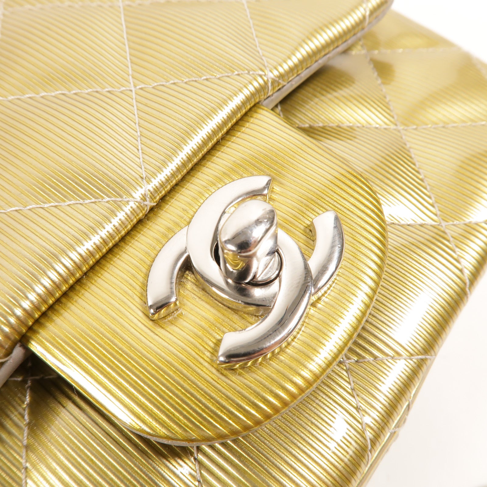 CHANEL 漆皮皮革Mini Classic 17鏈帶肩背袋