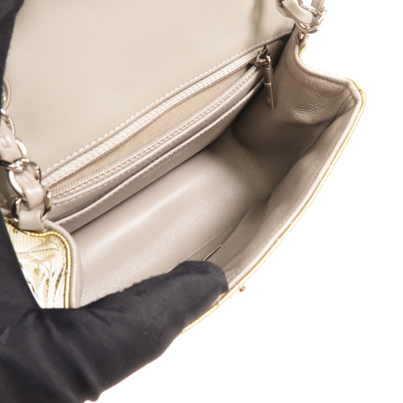 CHANEL 漆皮皮革Mini Classic 17鏈帶肩背袋