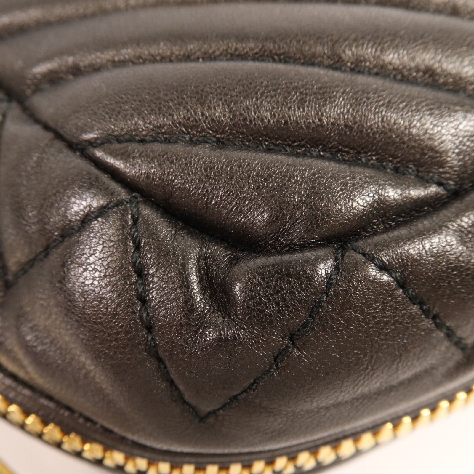 Miu Miu 牛皮皮革Shoulder Bag金扣肩背袋