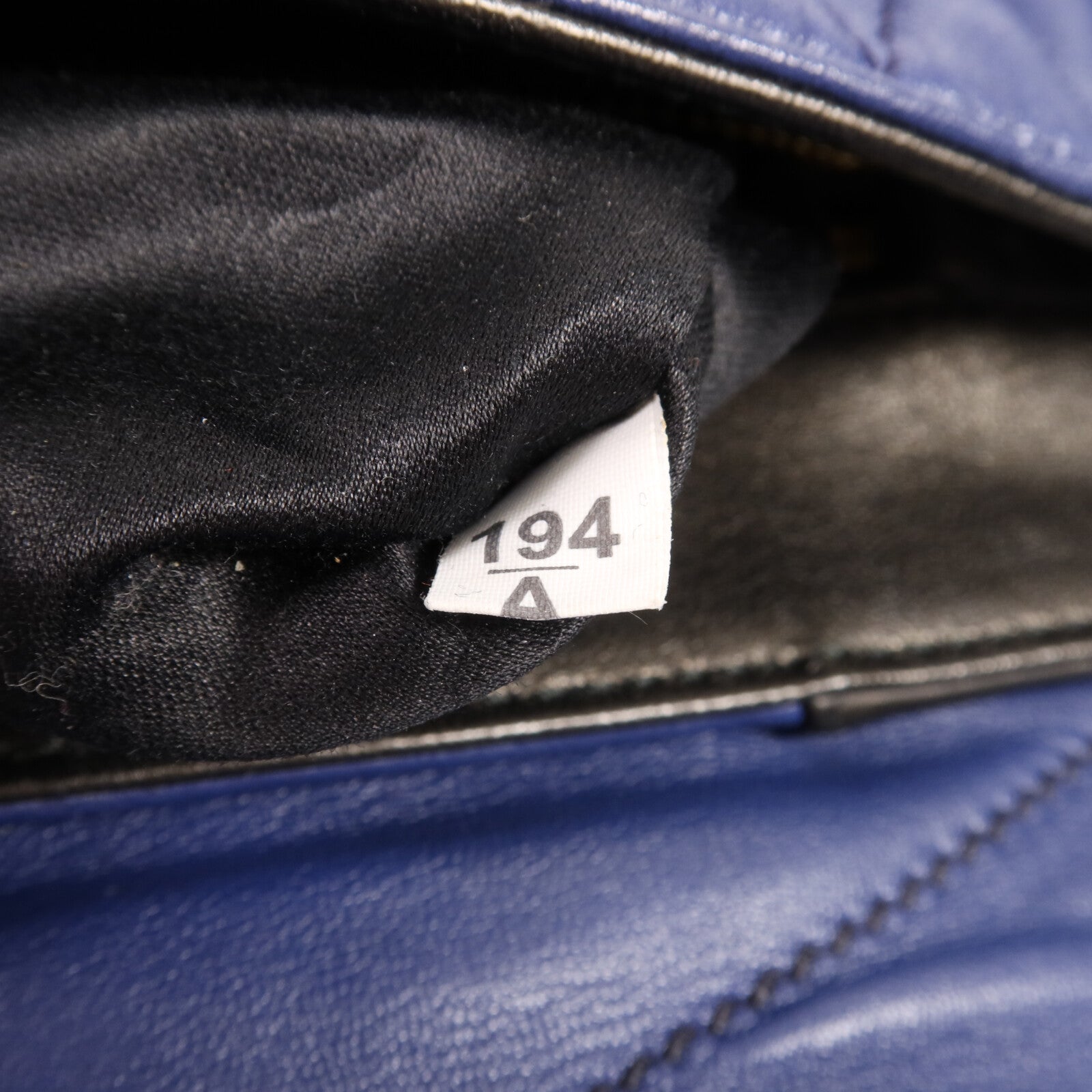 Miu Miu 牛皮皮革Shoulder Bag金扣肩背袋