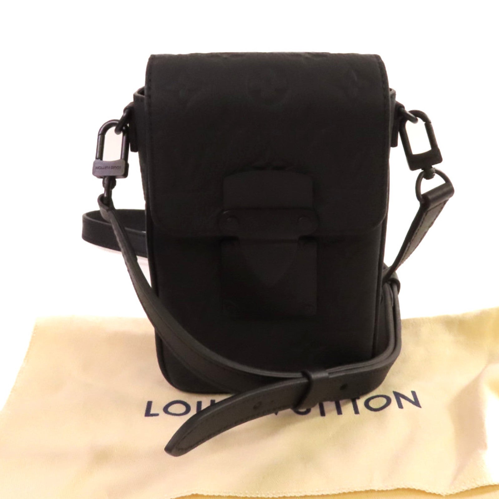 LOUIS VUITTON 【激減優惠】Taurillon Monogram S-Lock Vertical Wearable Wallet肩背袋黑色