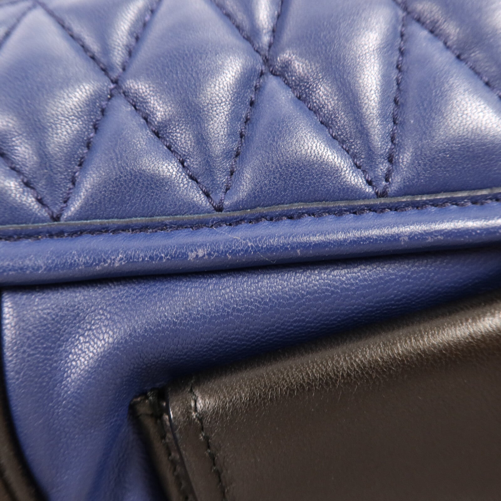 Miu Miu 牛皮皮革Shoulder Bag金扣肩背袋