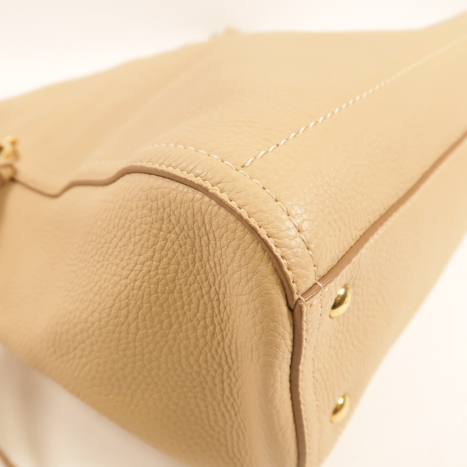 Salvatore Ferragamo 牛皮皮革Shoulder Bag金扣肩背袋米色