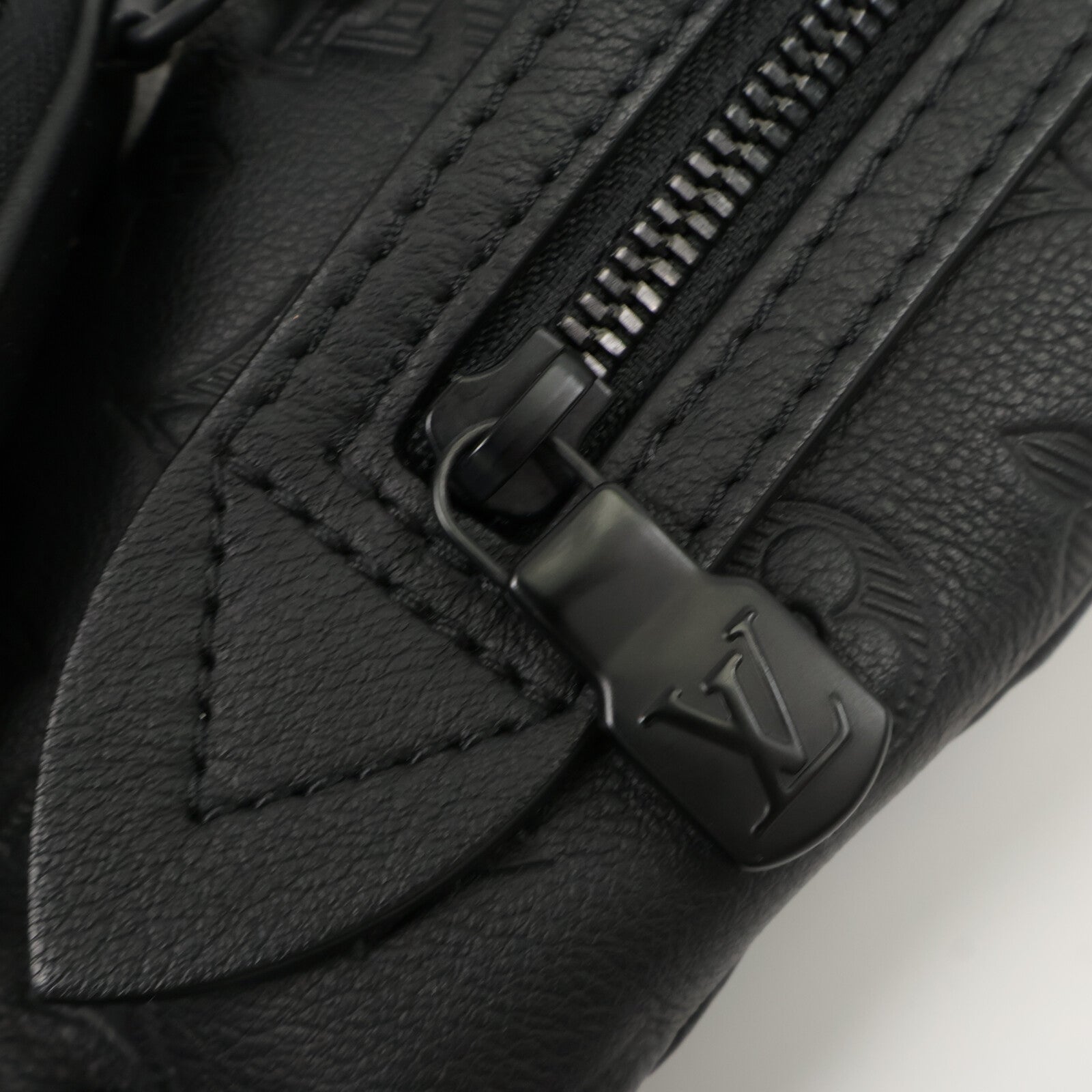 LOUIS VUITTON Monogram Shadow Duo Slingbag肩背袋