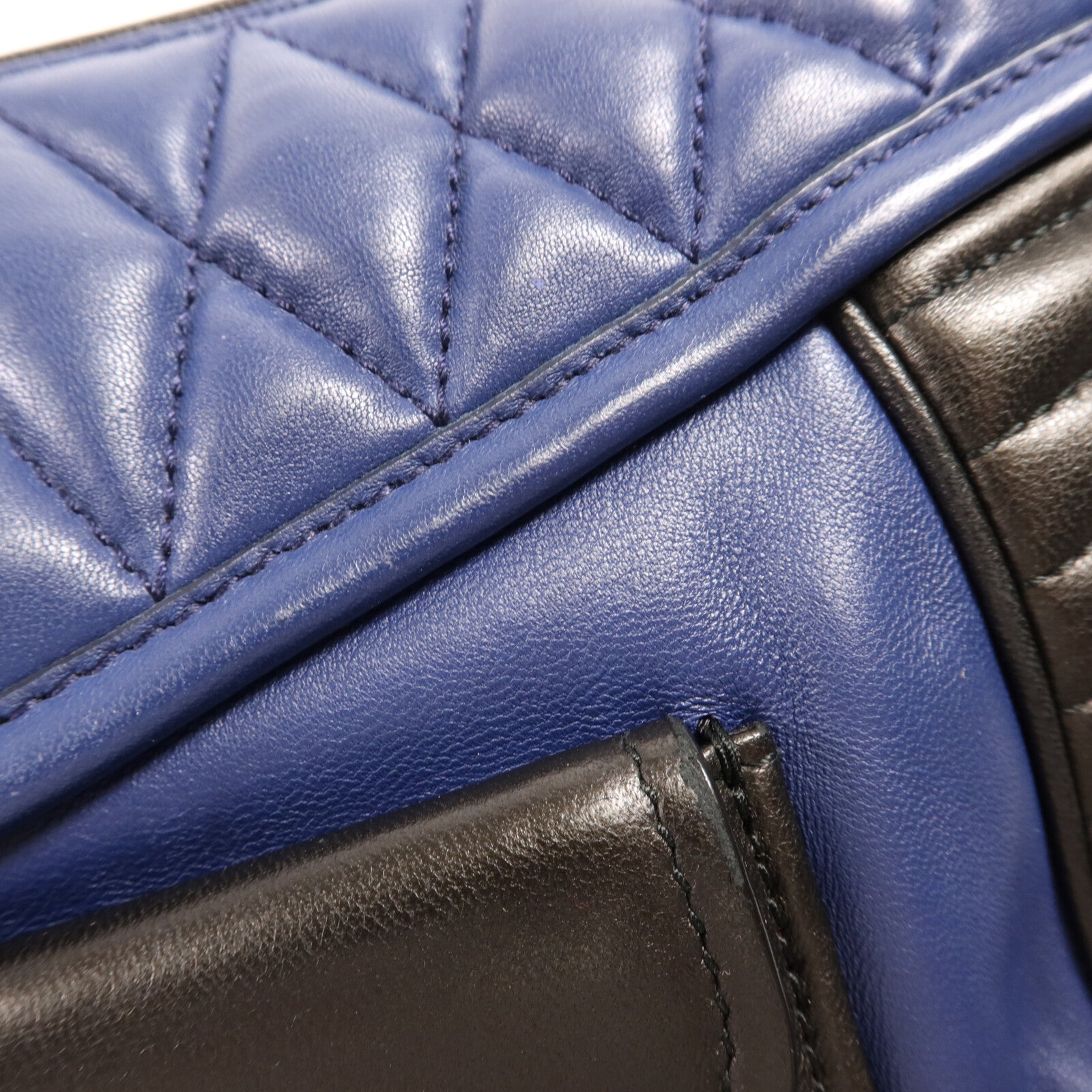 Miu Miu 牛皮皮革Shoulder Bag金扣肩背袋