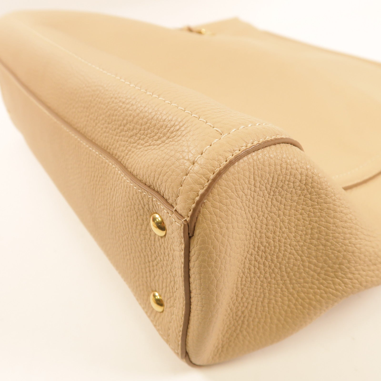 Salvatore Ferragamo 牛皮皮革Shoulder Bag金扣肩背袋米色