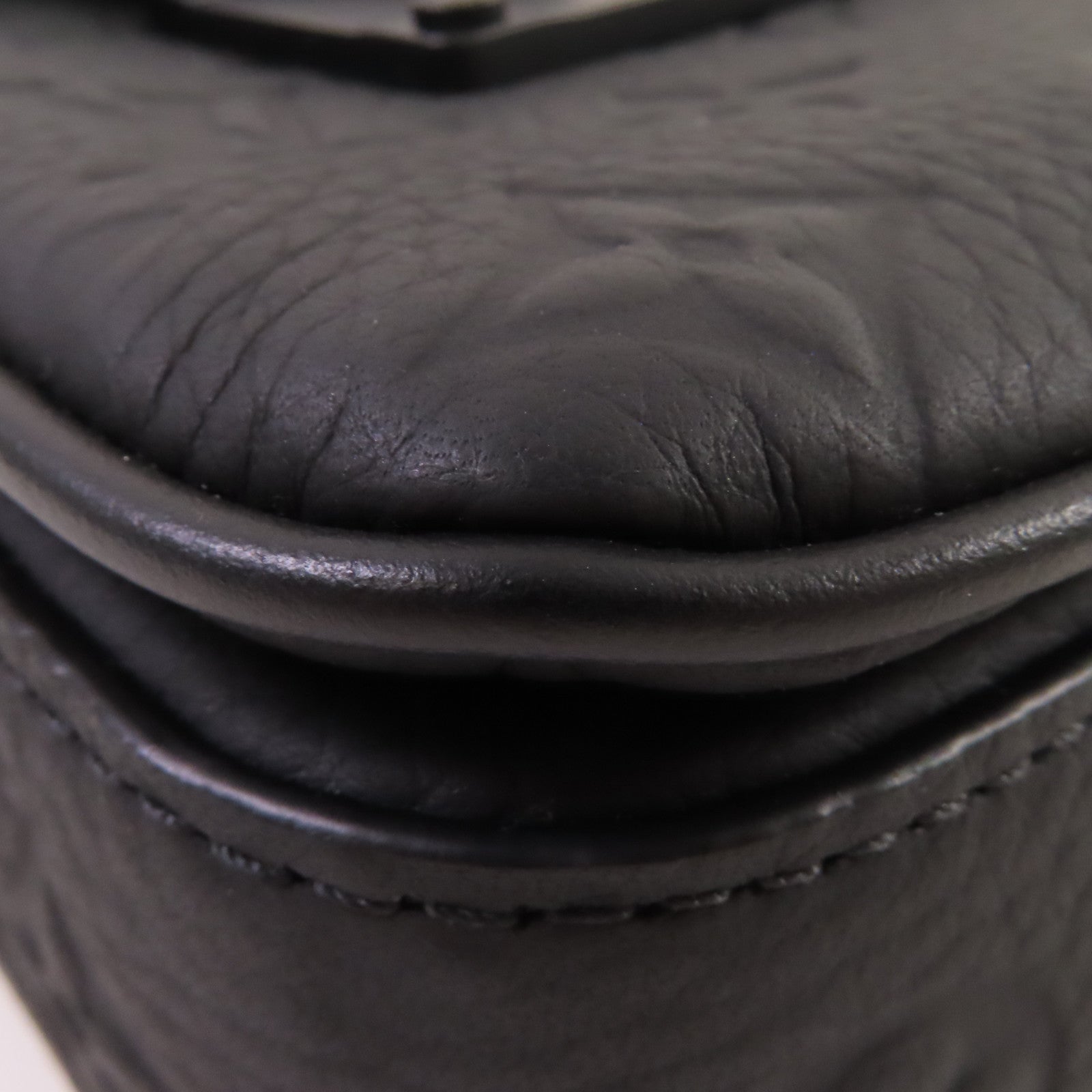 LOUIS VUITTON 【激減優惠】Taurillon Monogram S-Lock Vertical Wearable Wallet肩背袋黑色