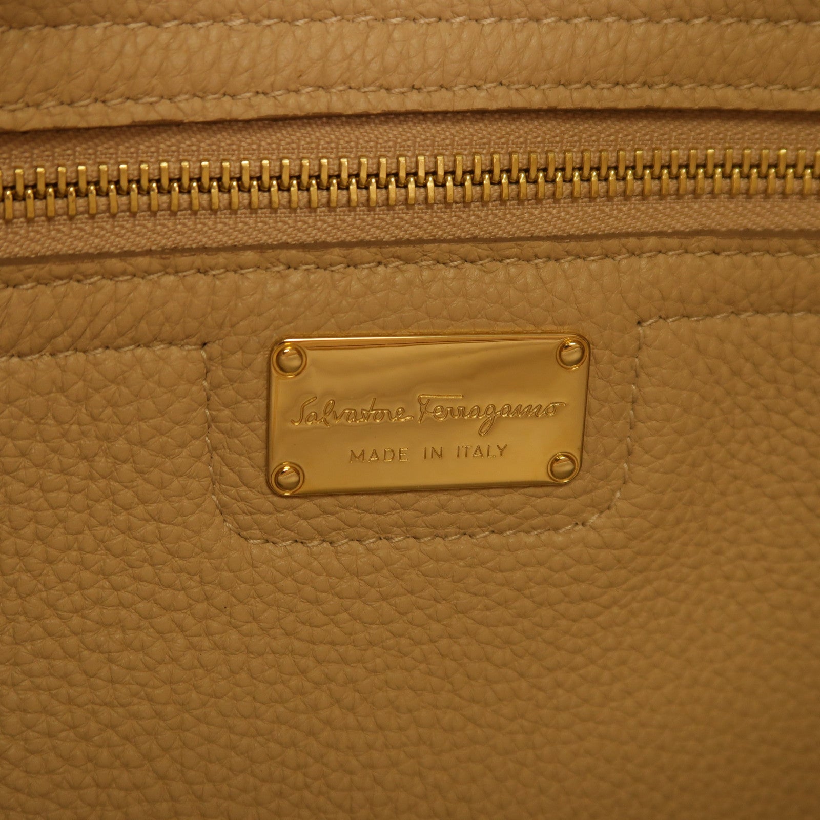 Salvatore Ferragamo 牛皮皮革Shoulder Bag金扣肩背袋米色