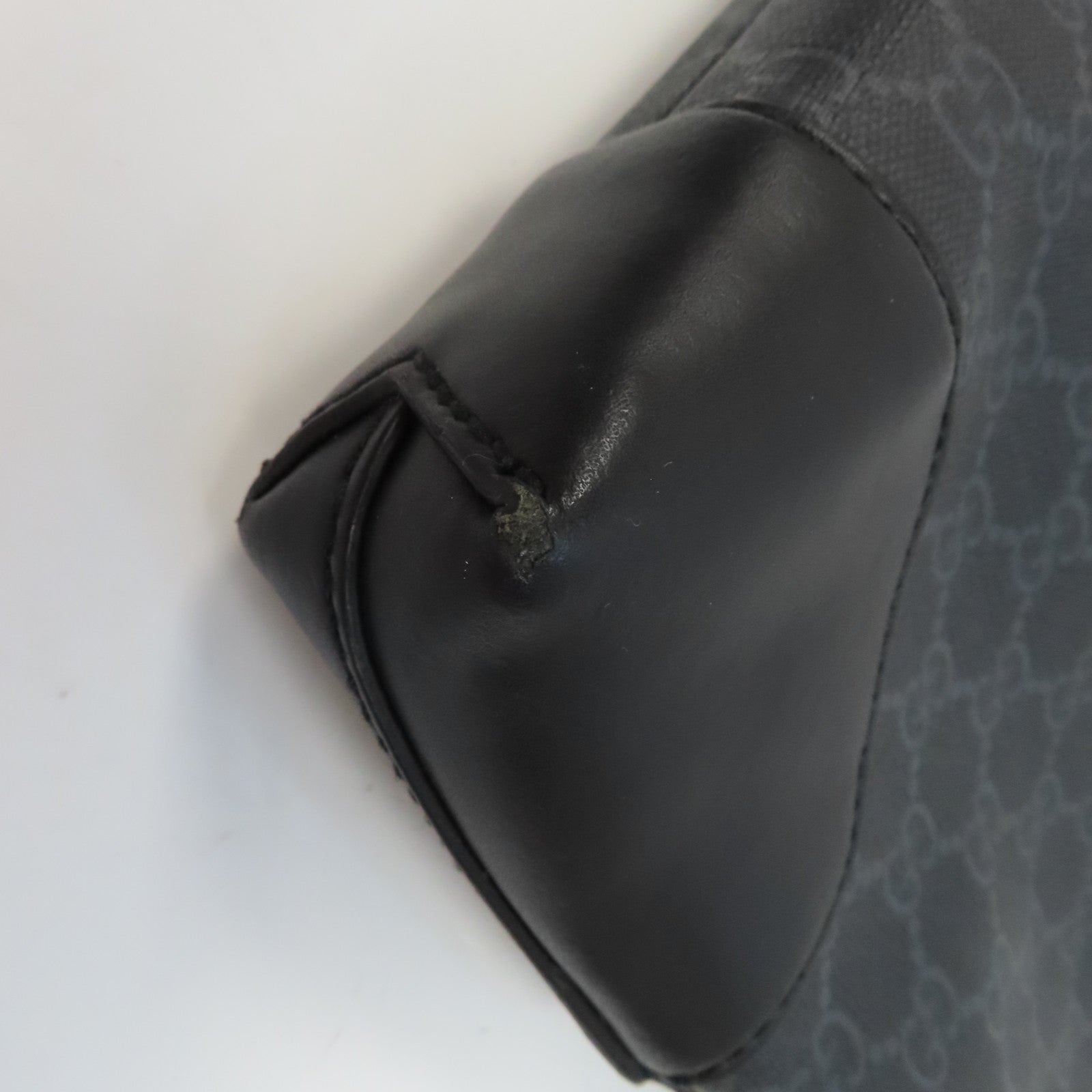 GUCCI 塗層帆布GG Supreme銀扣手拿包黑色