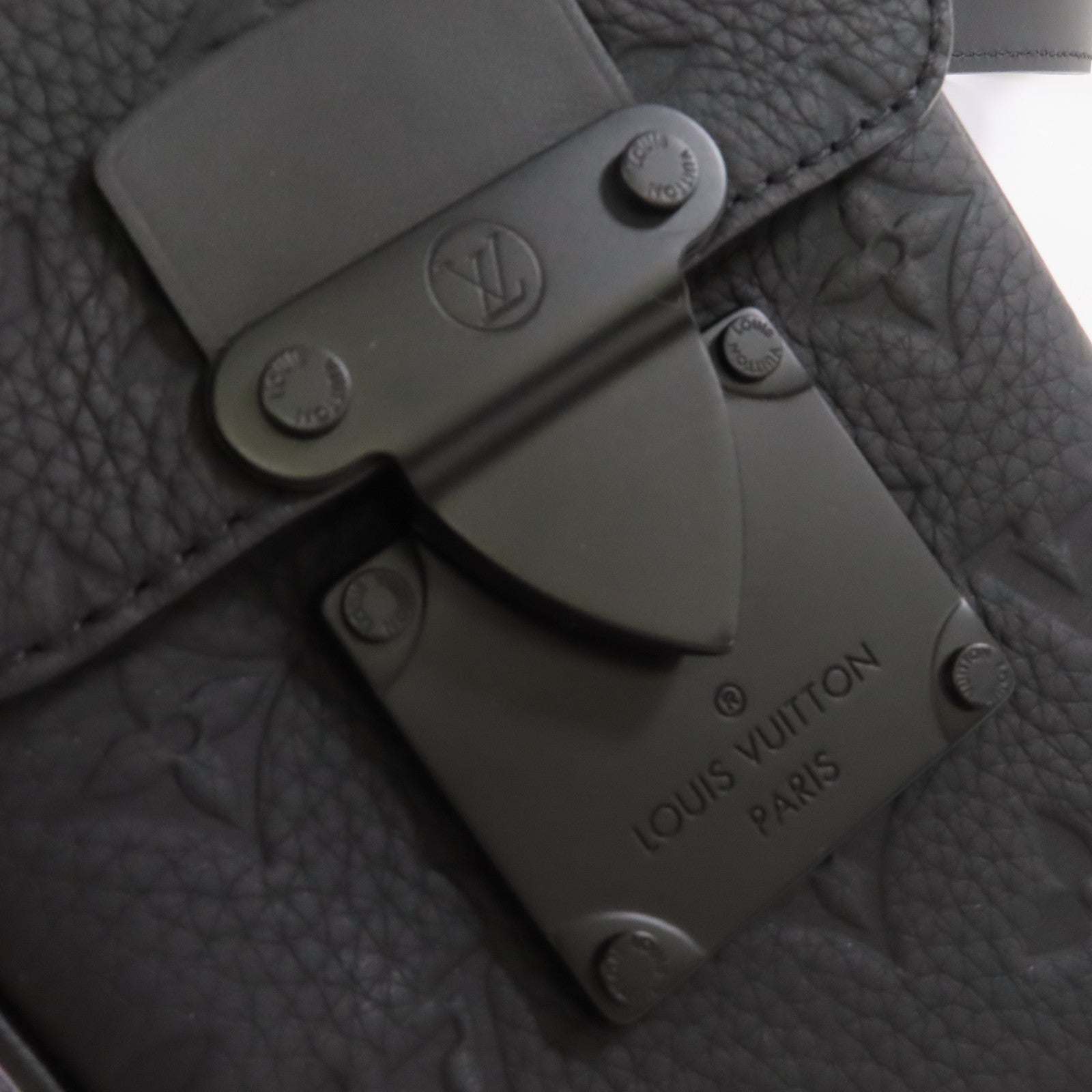 LOUIS VUITTON 【激減優惠】Taurillon Monogram S-Lock Vertical Wearable Wallet肩背袋黑色