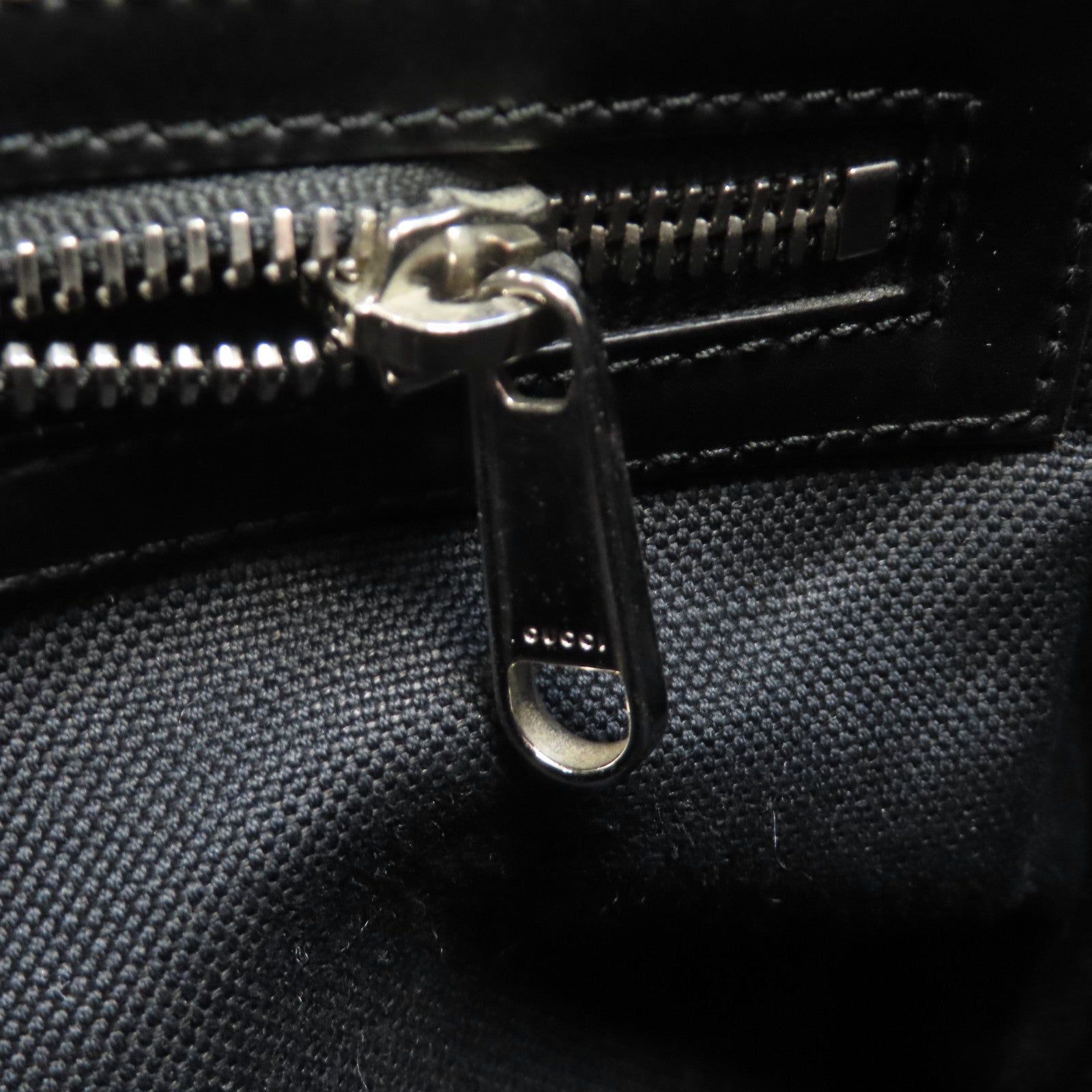 GUCCI 塗層帆布GG Supreme銀扣手拿包黑色