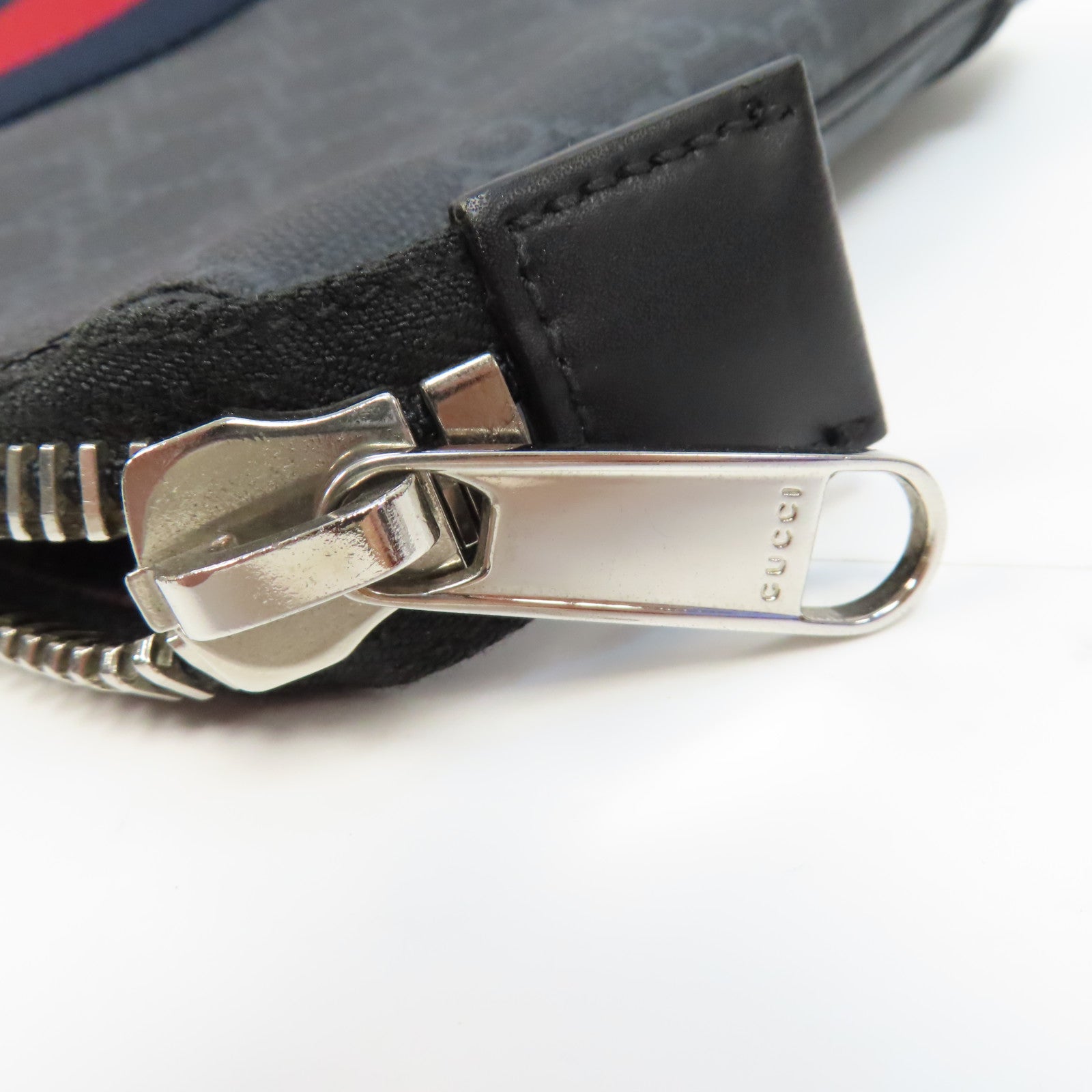 GUCCI 塗層帆布GG Supreme銀扣手拿包黑色