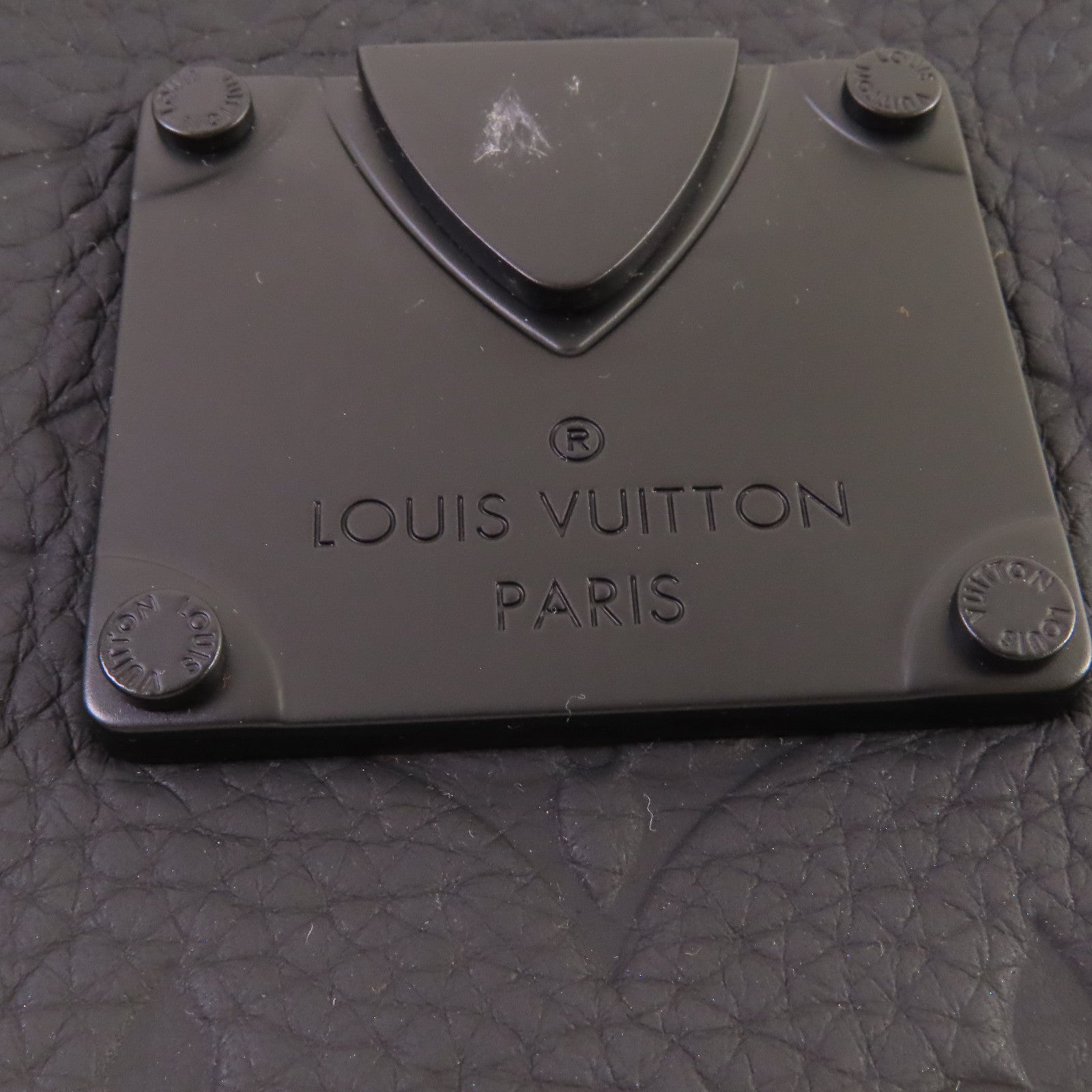 LOUIS VUITTON 【激減優惠】Taurillon Monogram S-Lock Vertical Wearable Wallet肩背袋黑色