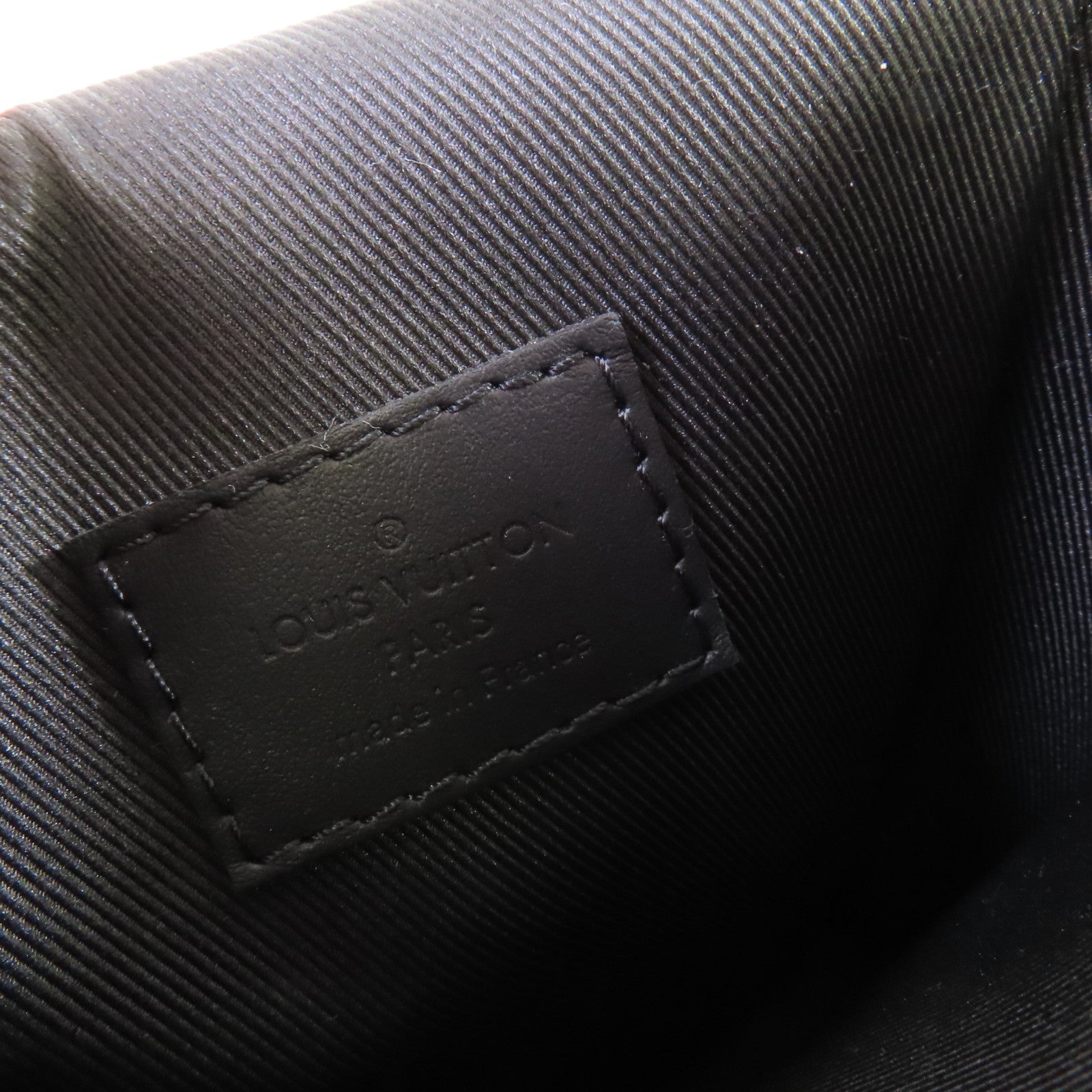 LOUIS VUITTON 【激減優惠】Taurillon Monogram S-Lock Vertical Wearable Wallet肩背袋黑色