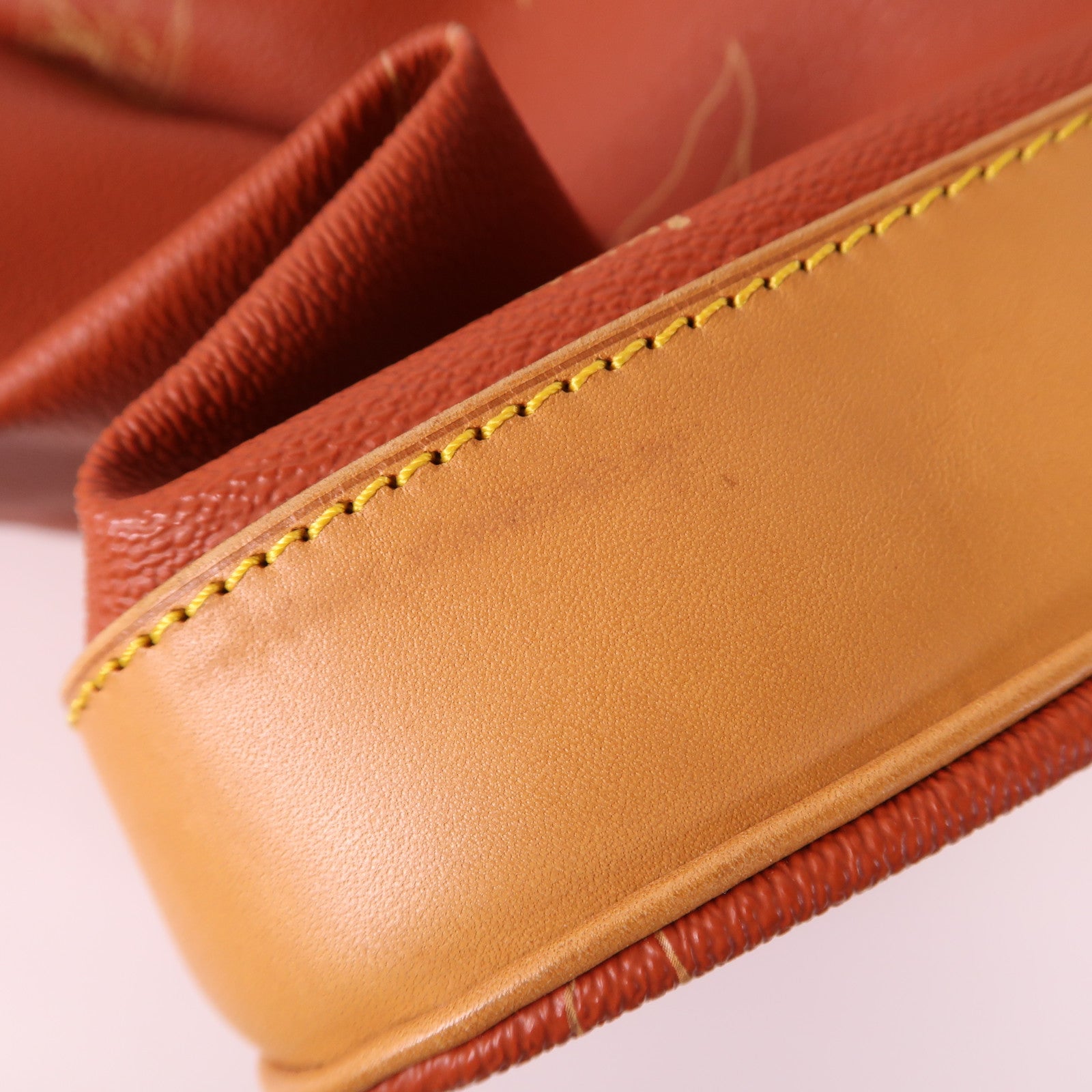 LOUIS VUITTON 牛皮皮革Cup Saint Tropez金扣肩背袋