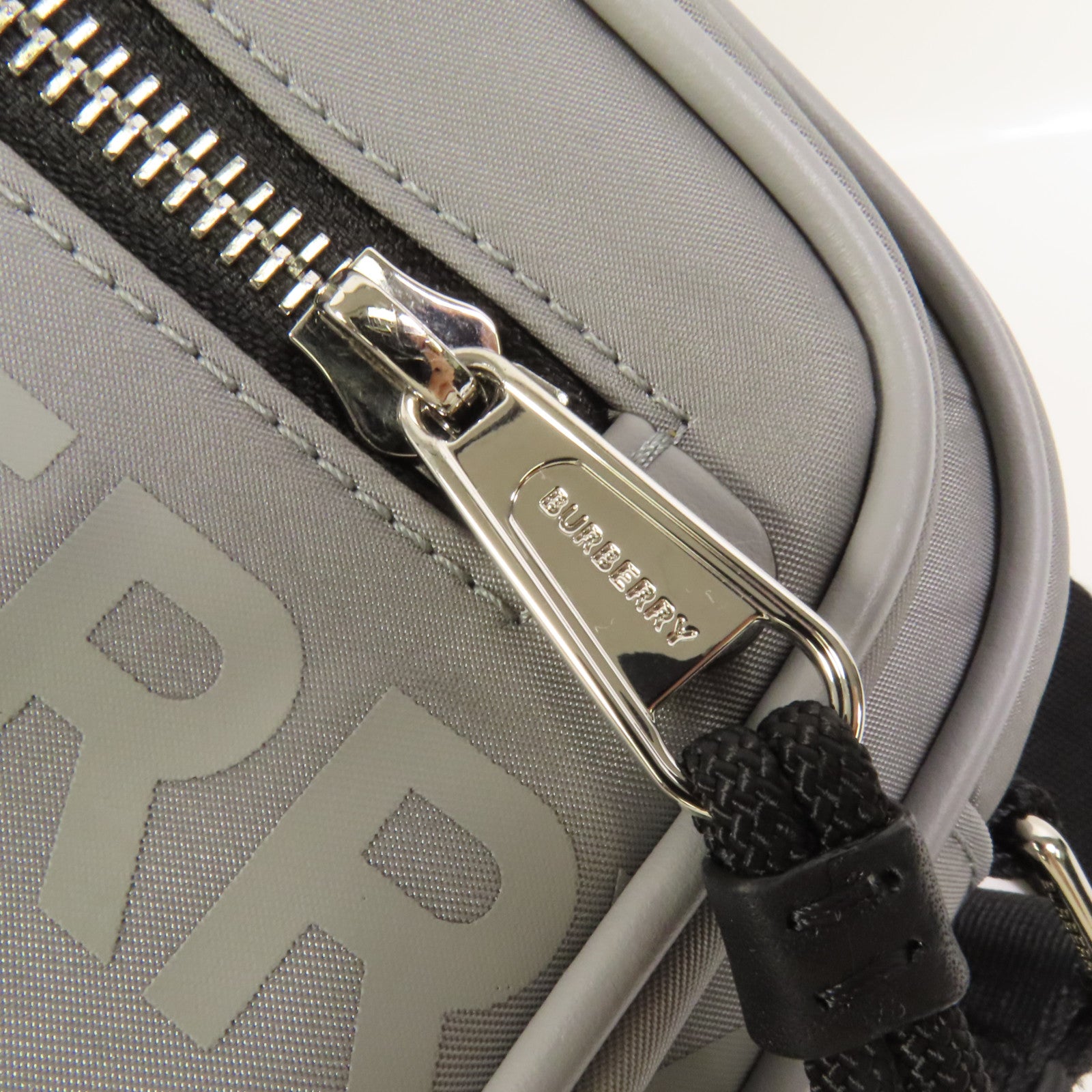 BURBERRY 尼龍Shoulder Bag銀扣肩背袋
