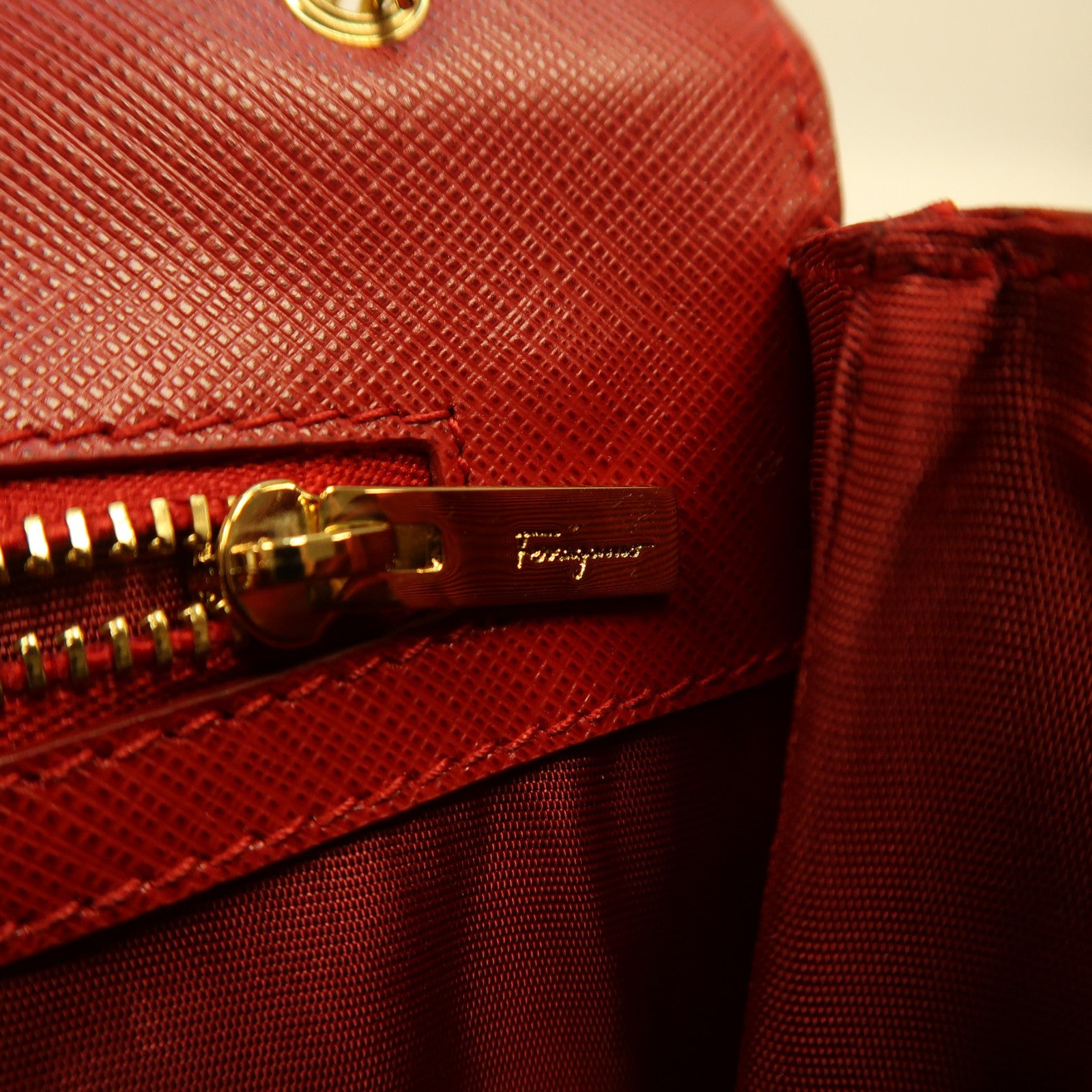 Salvatore Ferragamo 牛皮皮革Chain Shoulder金扣鏈帶肩背袋紅色