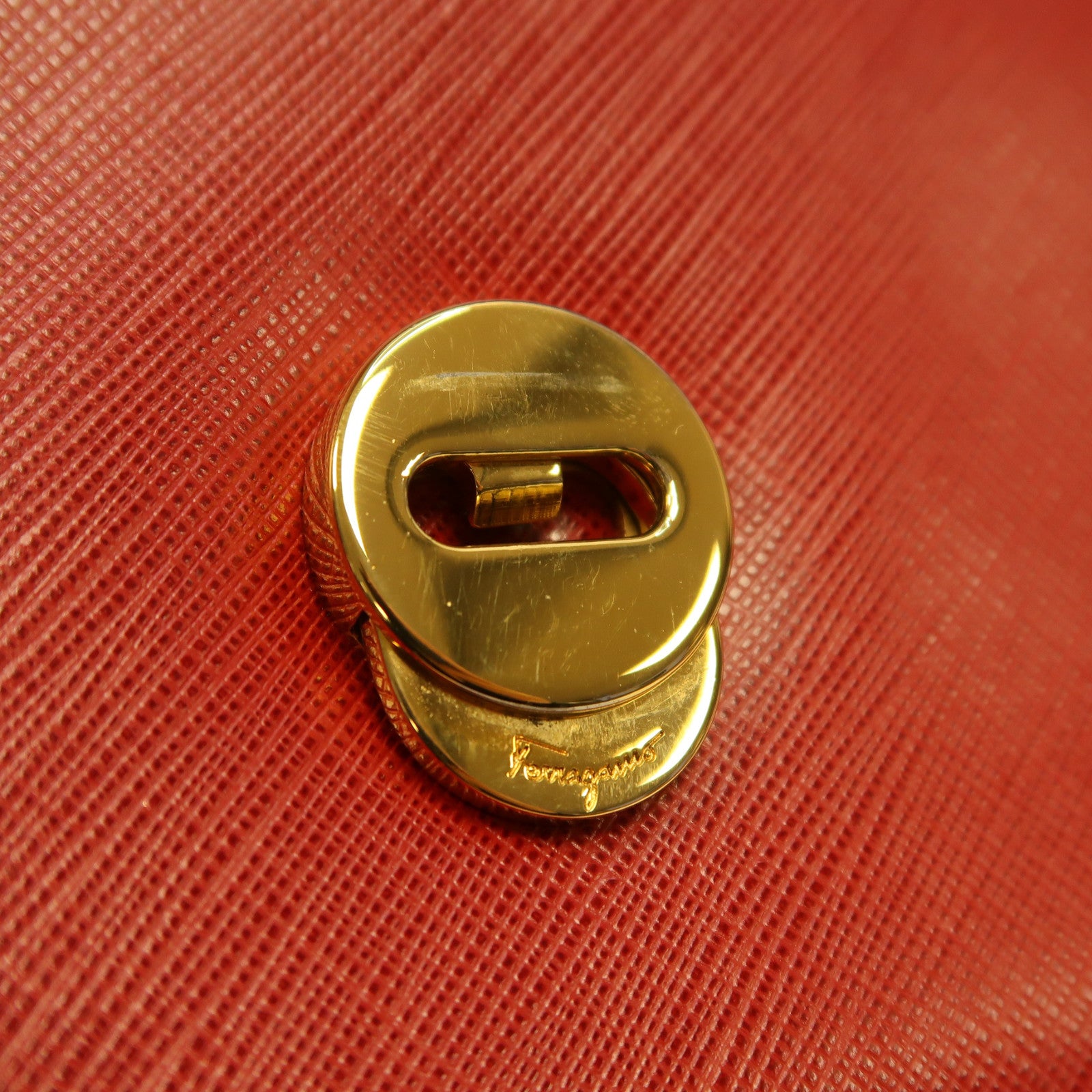Salvatore Ferragamo 牛皮皮革Chain Shoulder金扣鏈帶肩背袋紅色