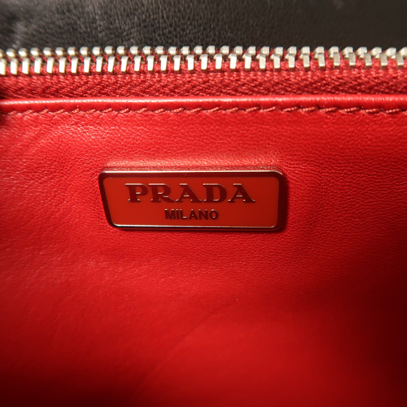 PRADA 牛皮皮革Shoulder銀扣肩背袋