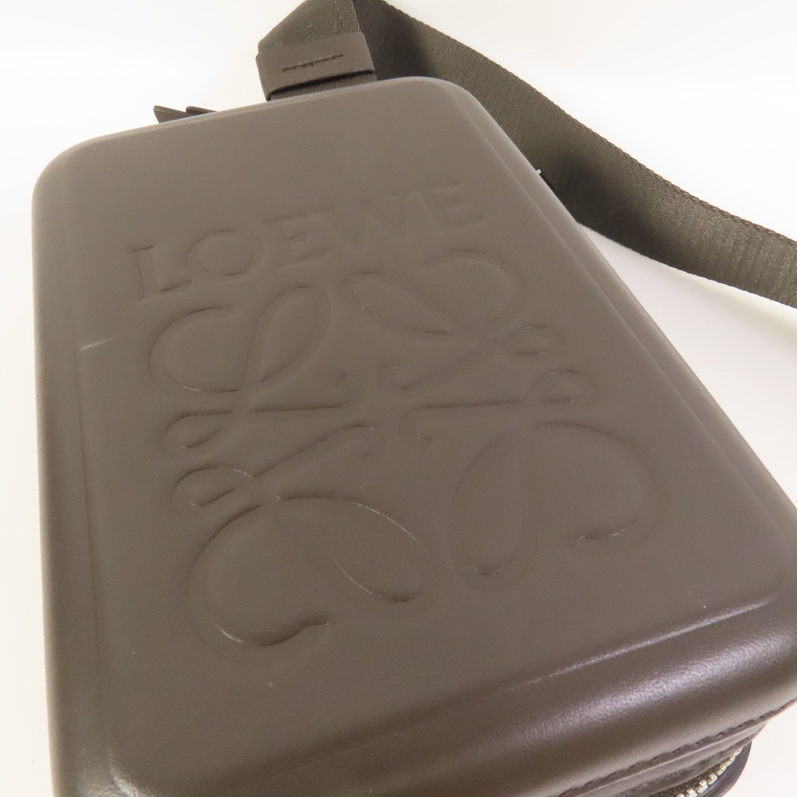 LOEWE 【激減優惠】牛皮皮革Molded Sling肩背袋