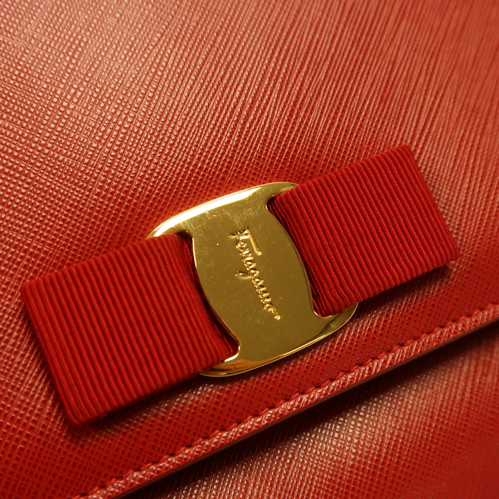 Salvatore Ferragamo 牛皮皮革Chain Shoulder金扣鏈帶肩背袋紅色